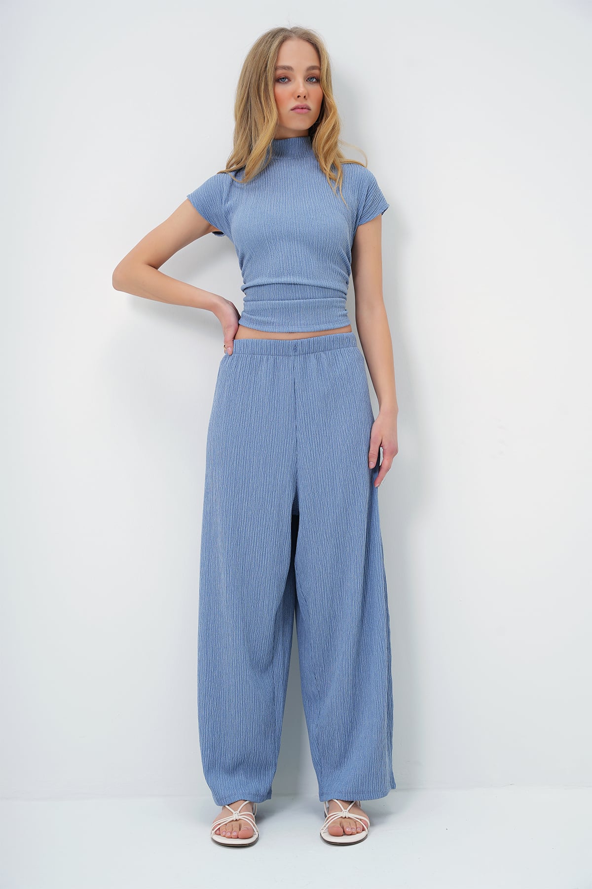 DİK YAKA DOKULU YANLARI DRAPELİ CROP BLUZ VE GENİŞ PAÇA PANTOLON TAKIM - MAVİ
