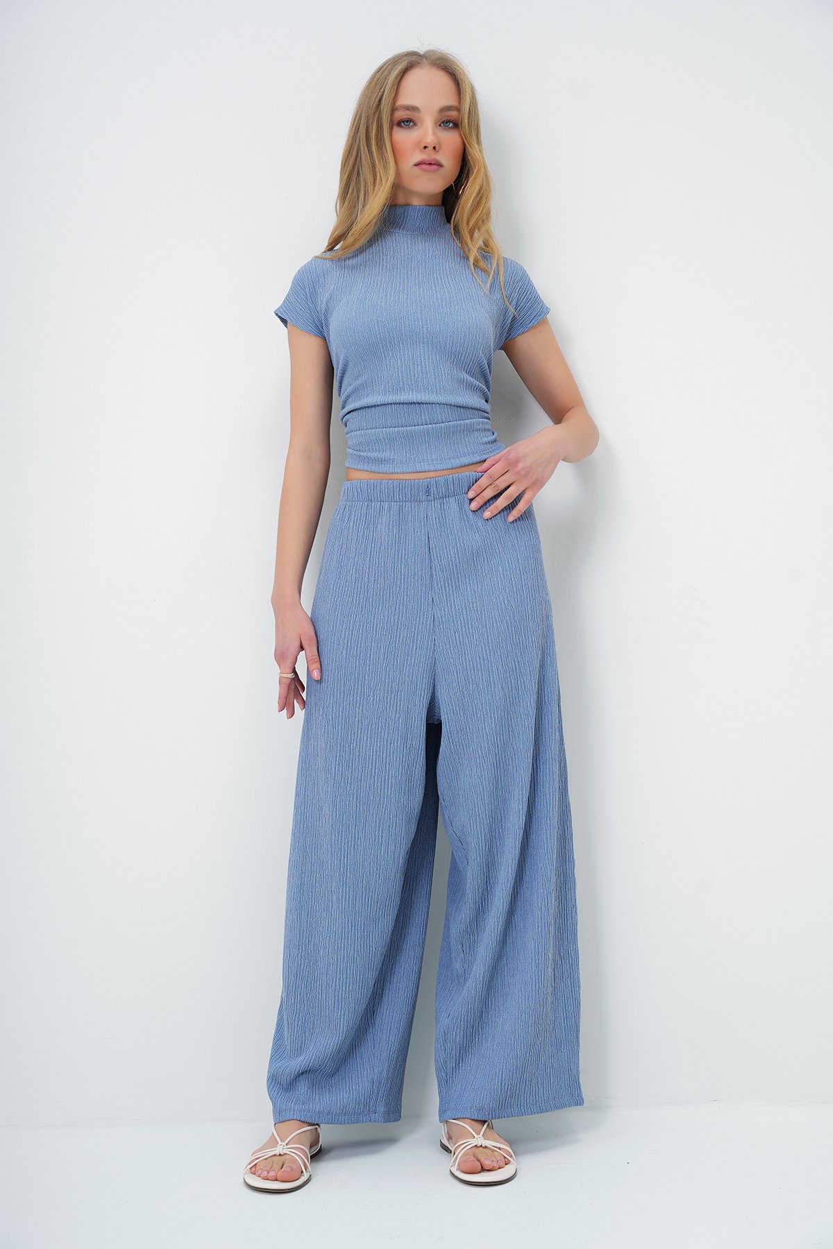 DİK YAKA DOKULU YANLARI DRAPELİ CROP BLUZ VE GENİŞ PAÇA PANTOLON TAKIM - MAVİ