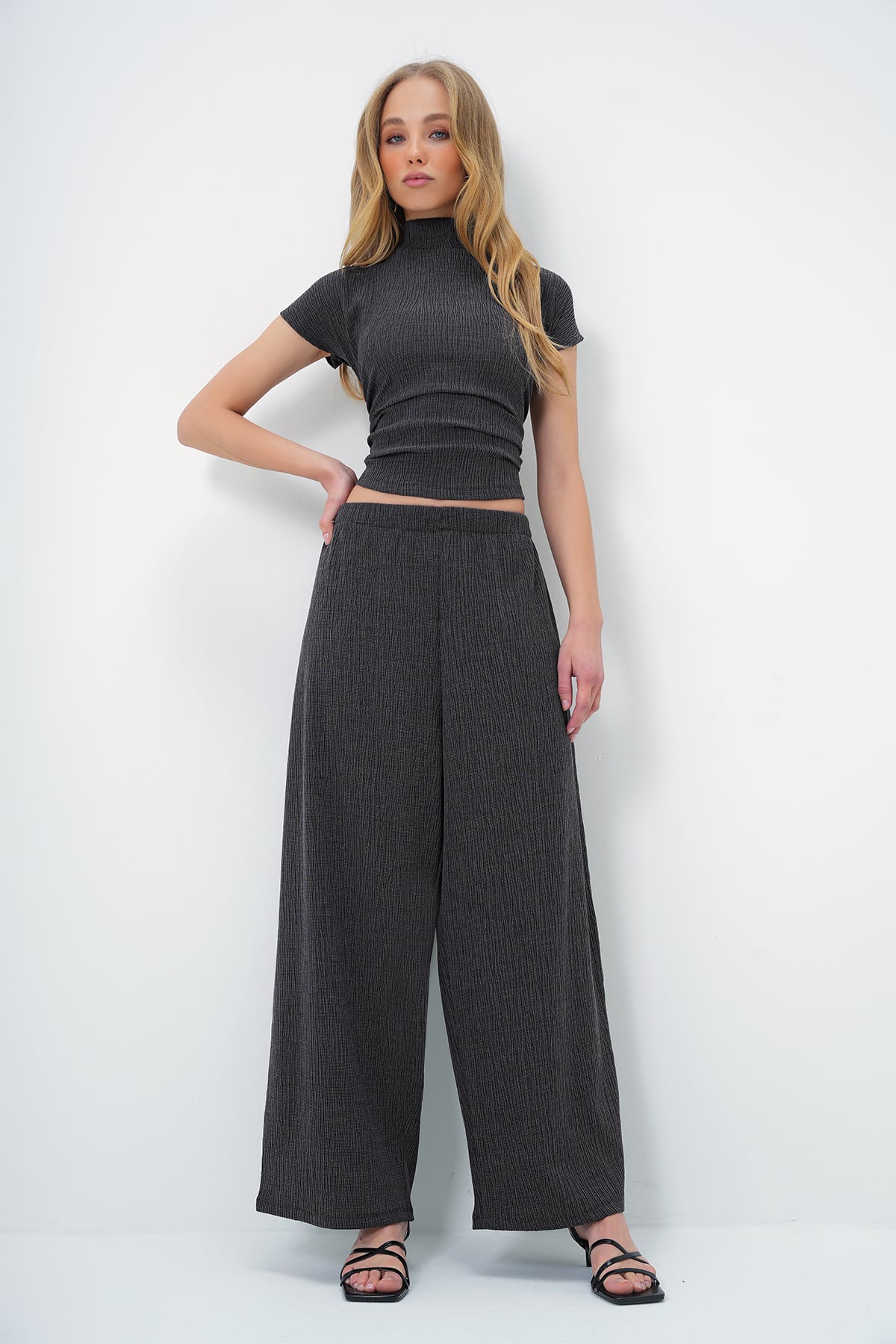 DİK YAKA DOKULU YANLARI DRAPELİ CROP BLUZ VE GENİŞ PAÇA PANTOLON TAKIM - ANTRASİT