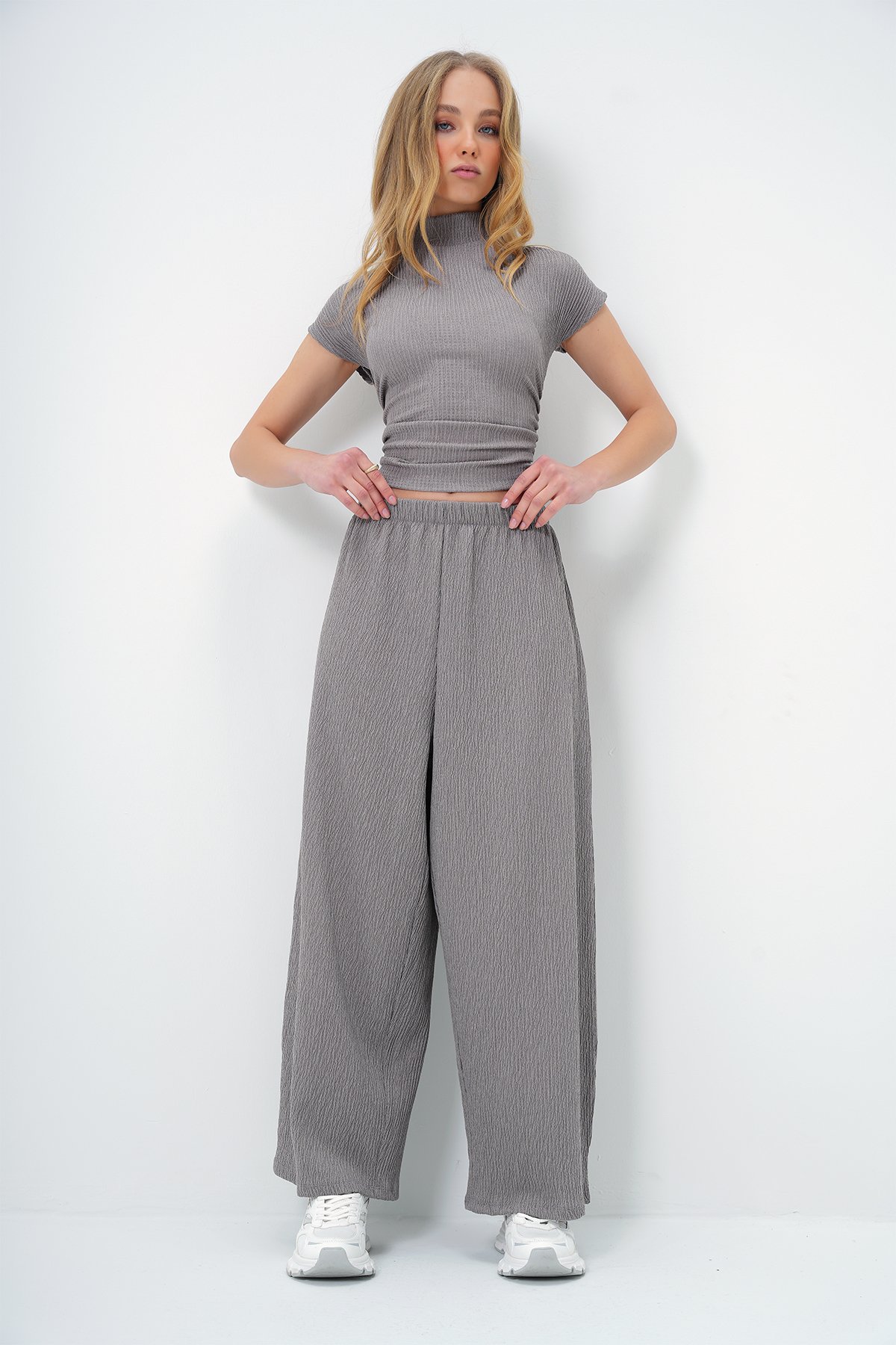 DİK YAKA DOKULU YANLARI DRAPELİ CROP BLUZ VE GENİŞ PAÇA PANTOLON TAKIM - GRİ