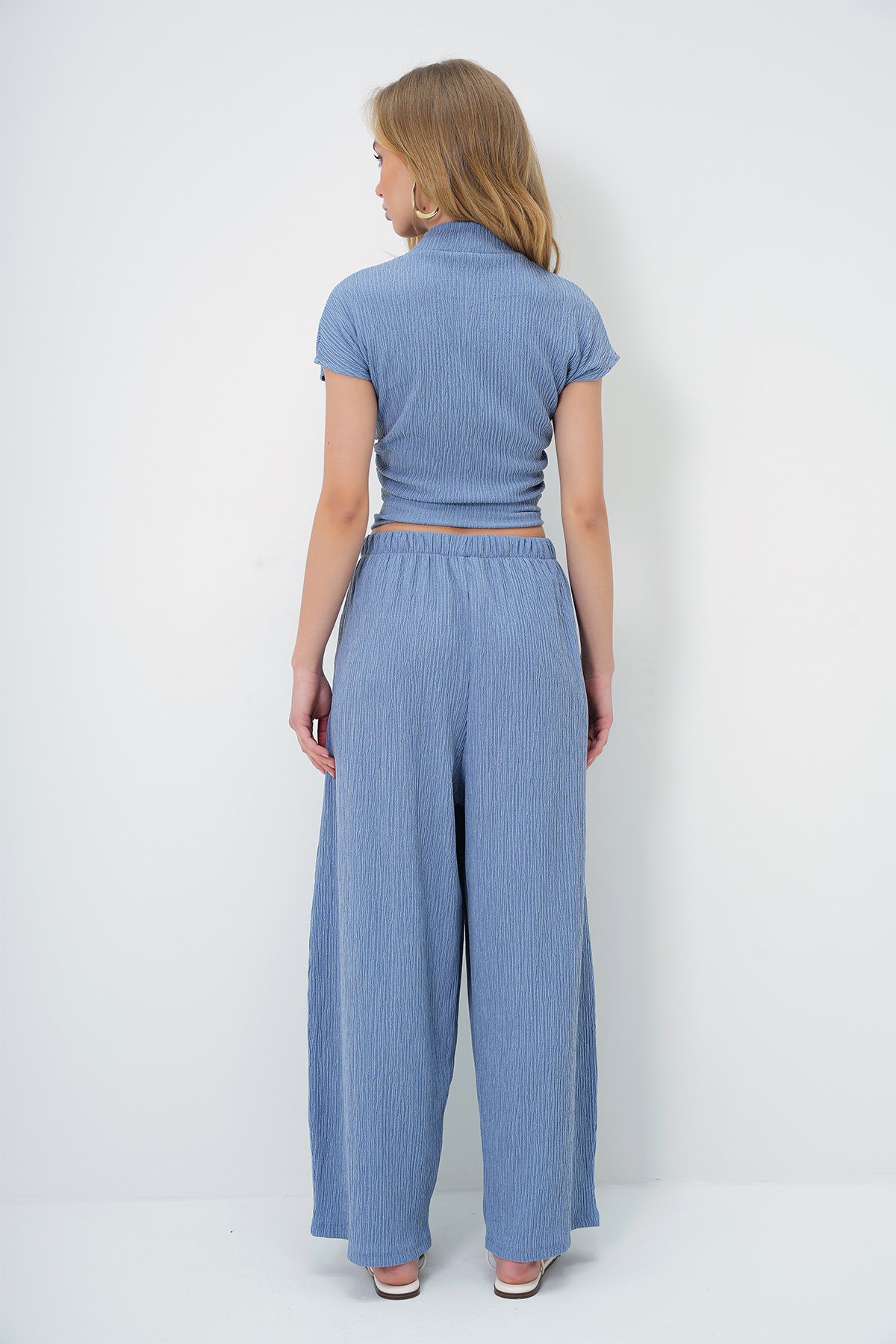 DİK YAKA DOKULU YANLARI DRAPELİ CROP BLUZ VE GENİŞ PAÇA PANTOLON TAKIM - MAVİ