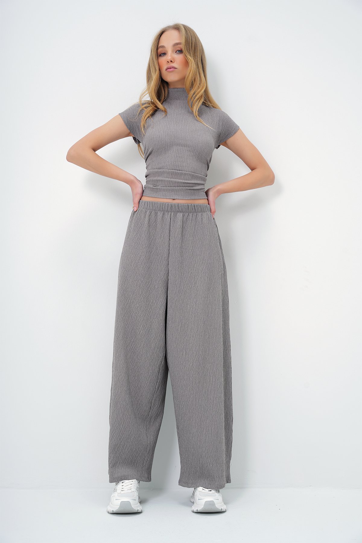 DİK YAKA DOKULU YANLARI DRAPELİ CROP BLUZ VE GENİŞ PAÇA PANTOLON TAKIM - GRİ