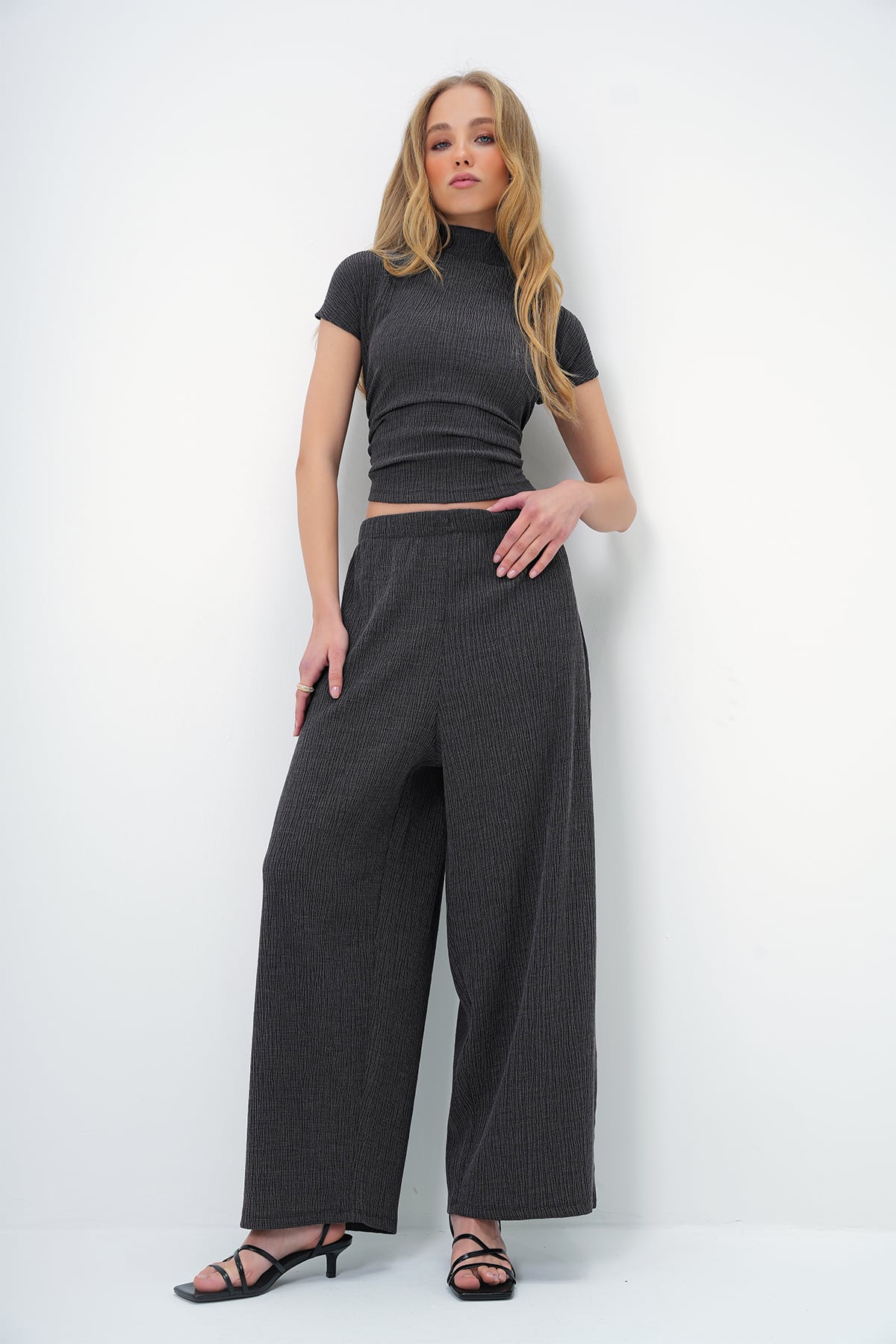 DİK YAKA DOKULU YANLARI DRAPELİ CROP BLUZ VE GENİŞ PAÇA PANTOLON TAKIM - ANTRASİT