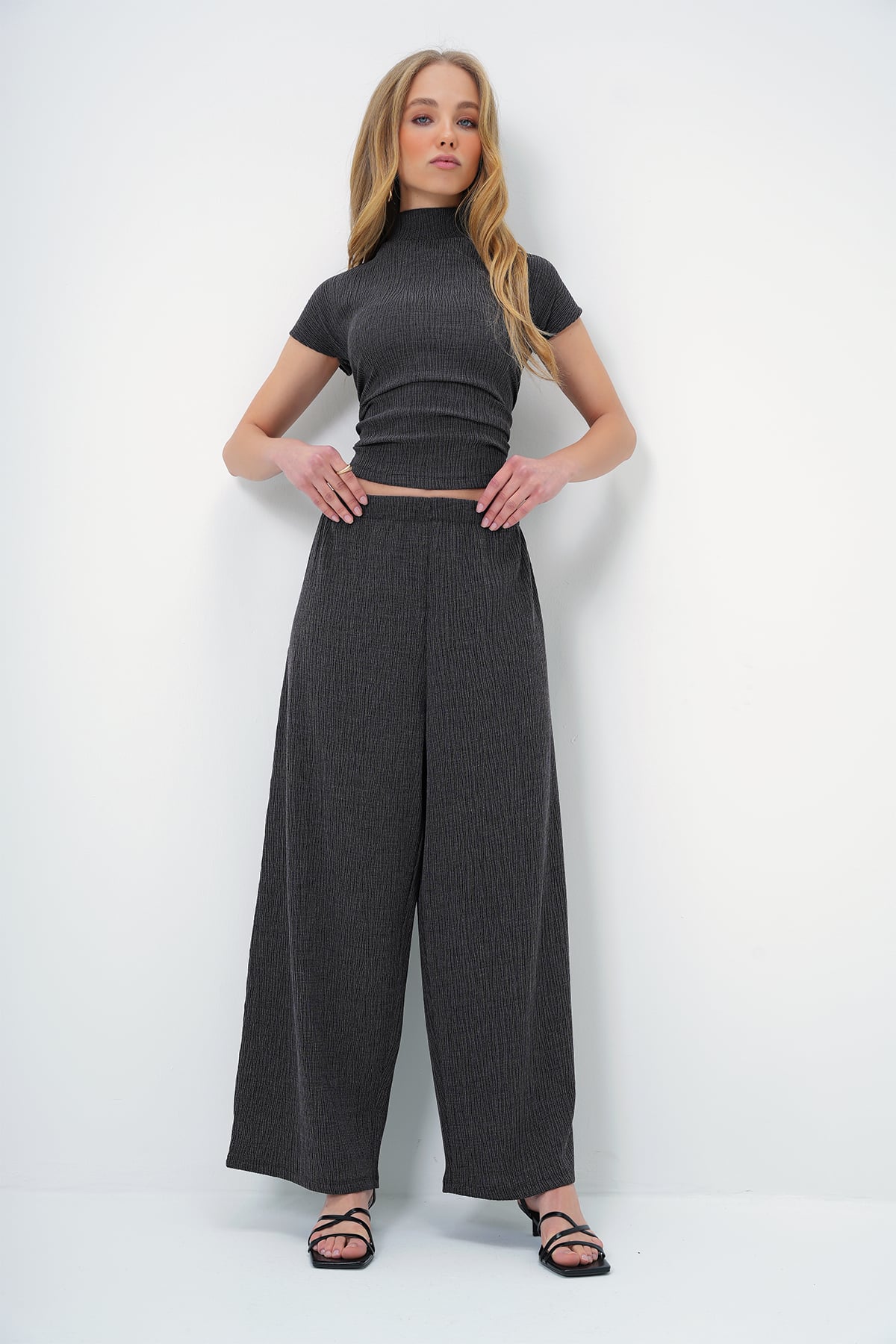 DİK YAKA DOKULU YANLARI DRAPELİ CROP BLUZ VE GENİŞ PAÇA PANTOLON TAKIM - ANTRASİT
