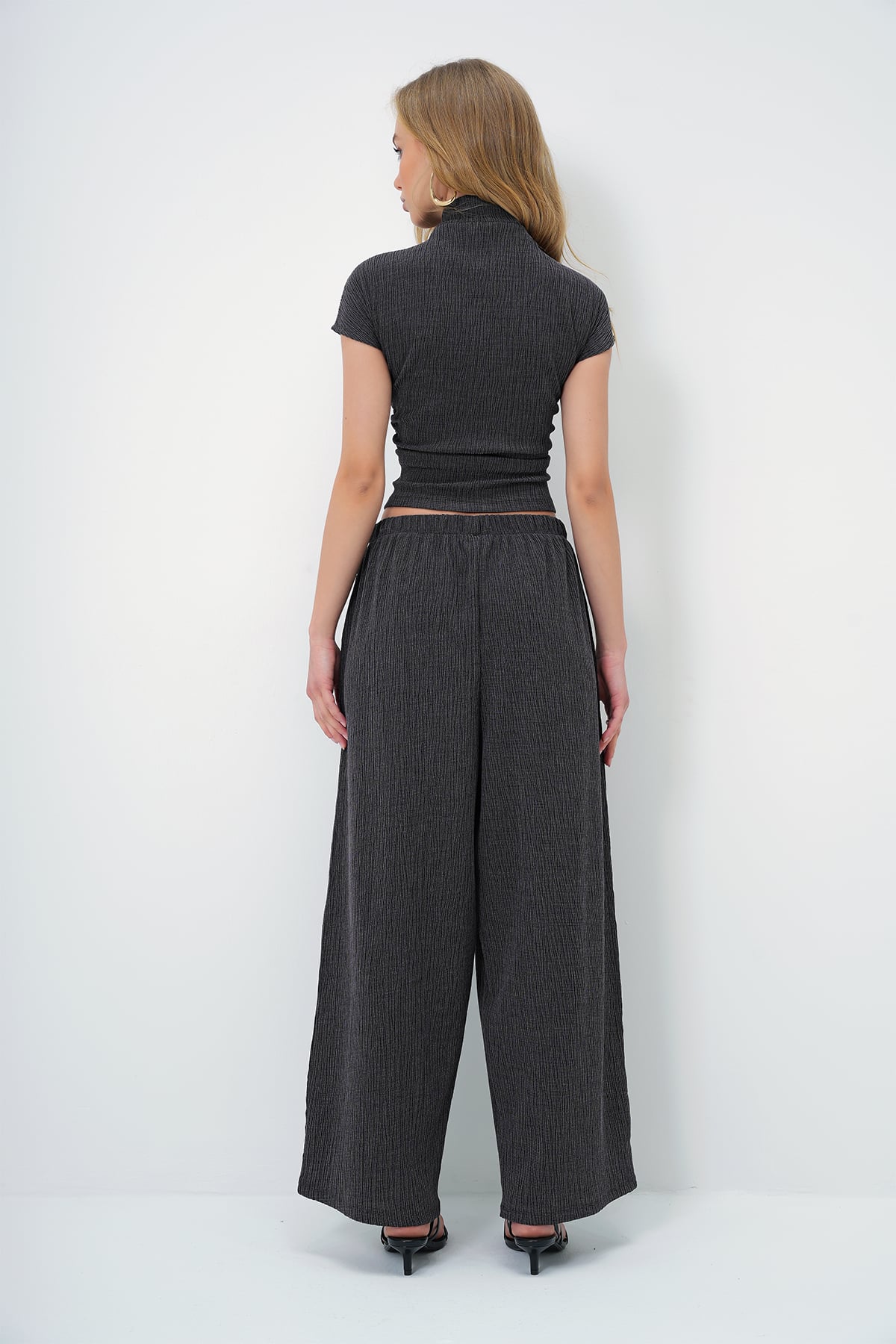 DİK YAKA DOKULU YANLARI DRAPELİ CROP BLUZ VE GENİŞ PAÇA PANTOLON TAKIM - ANTRASİT