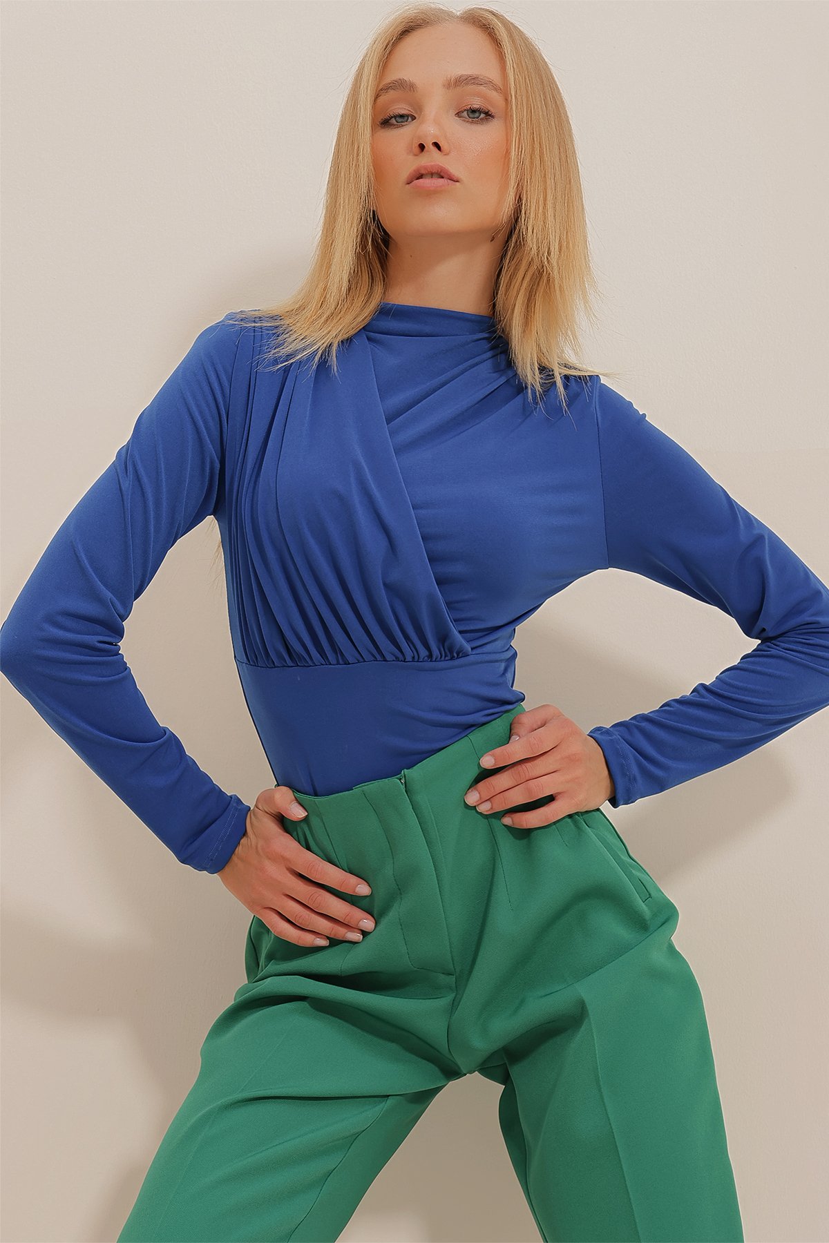 Dik Yaka Drapeli Çıtçıtlı Sandy Bodysuit - Saks