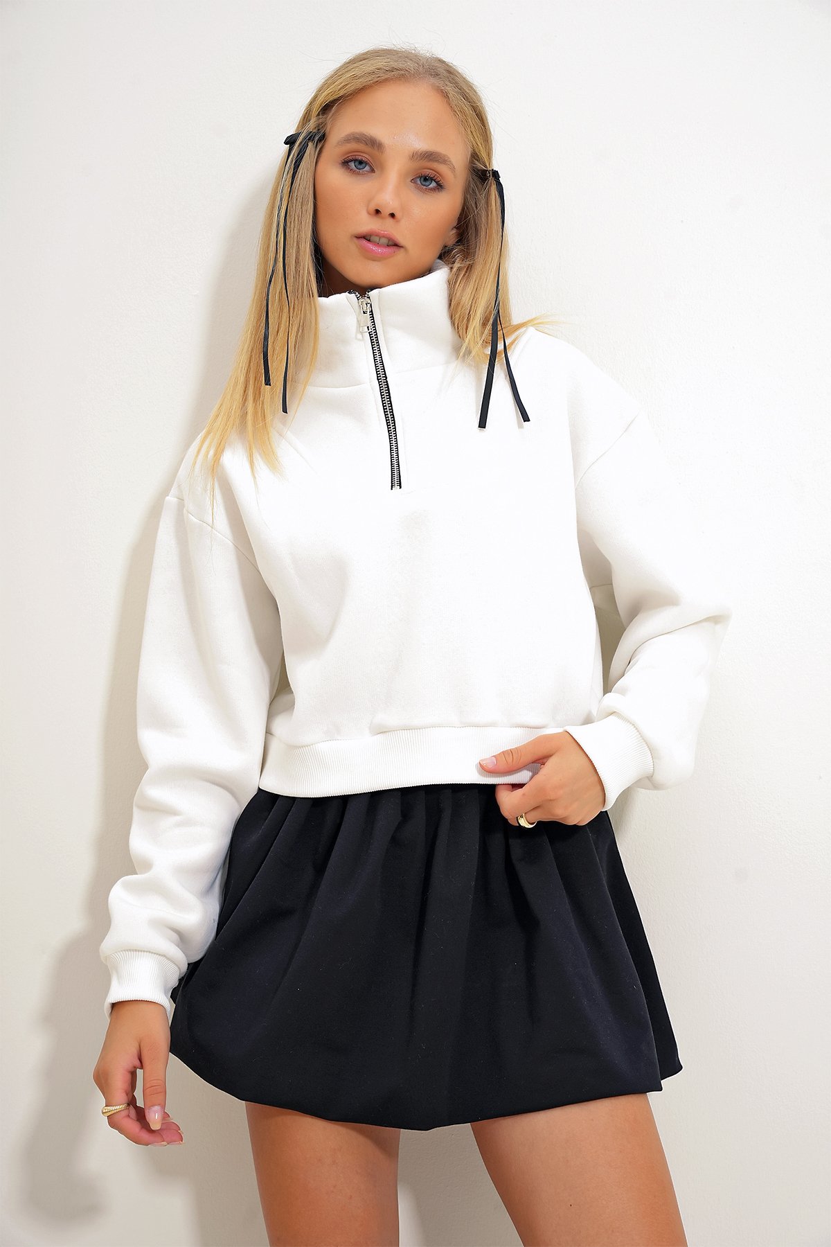 Dik Yaka Fermuarlı Sweatshirt - Beyaz