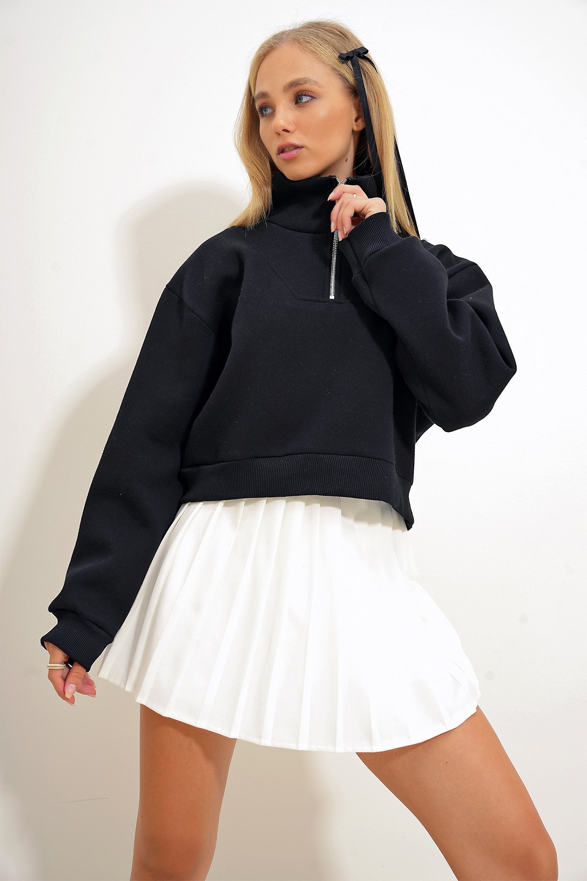 Dik Yaka Fermuarlı Sweatshirt - Siyah