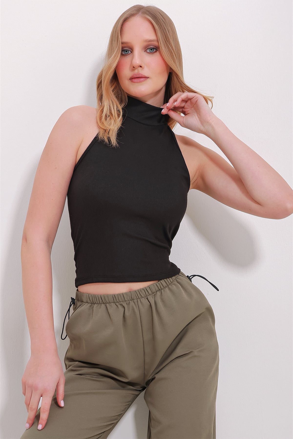 Dik Yaka Halter Kollu Kaşkorse Bluz - Siyah