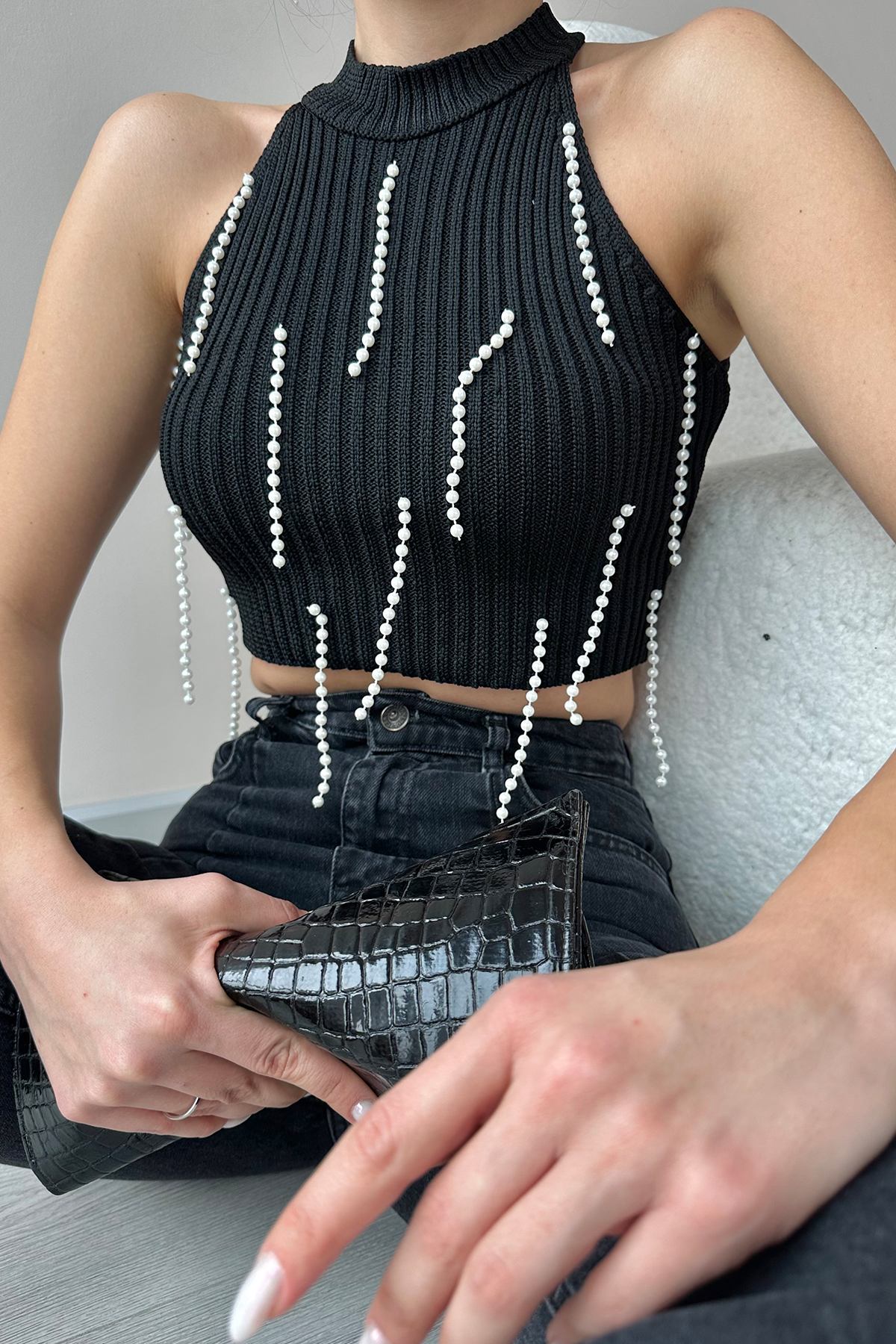 Dik Yaka İnci İşlemeli Halter Crop Triko Bluz - Siyah