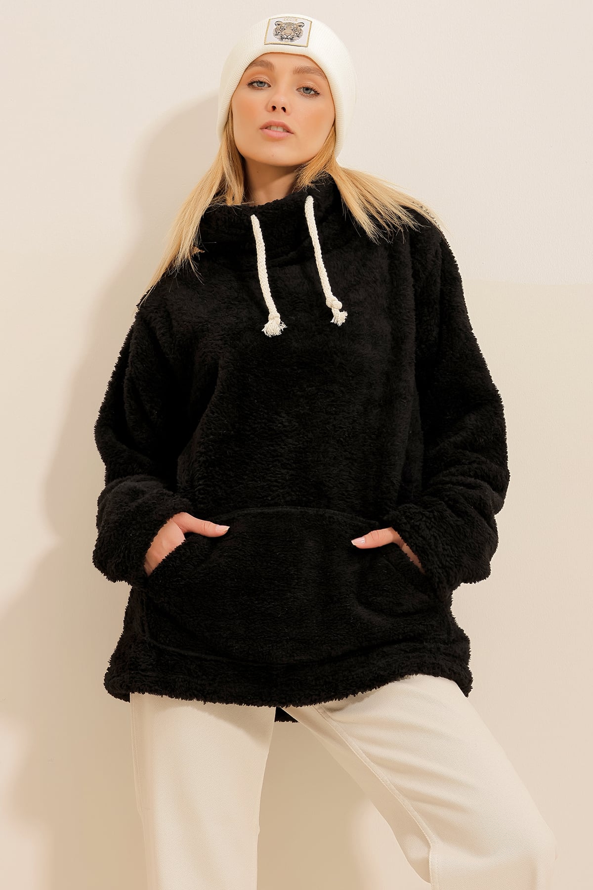 Dik Yaka Kanguru Cepli Peluş Sweatshirt - Siyah