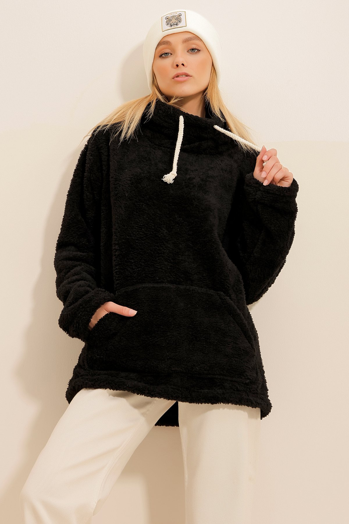 Dik Yaka Kanguru Cepli Peluş Sweatshirt - Siyah
