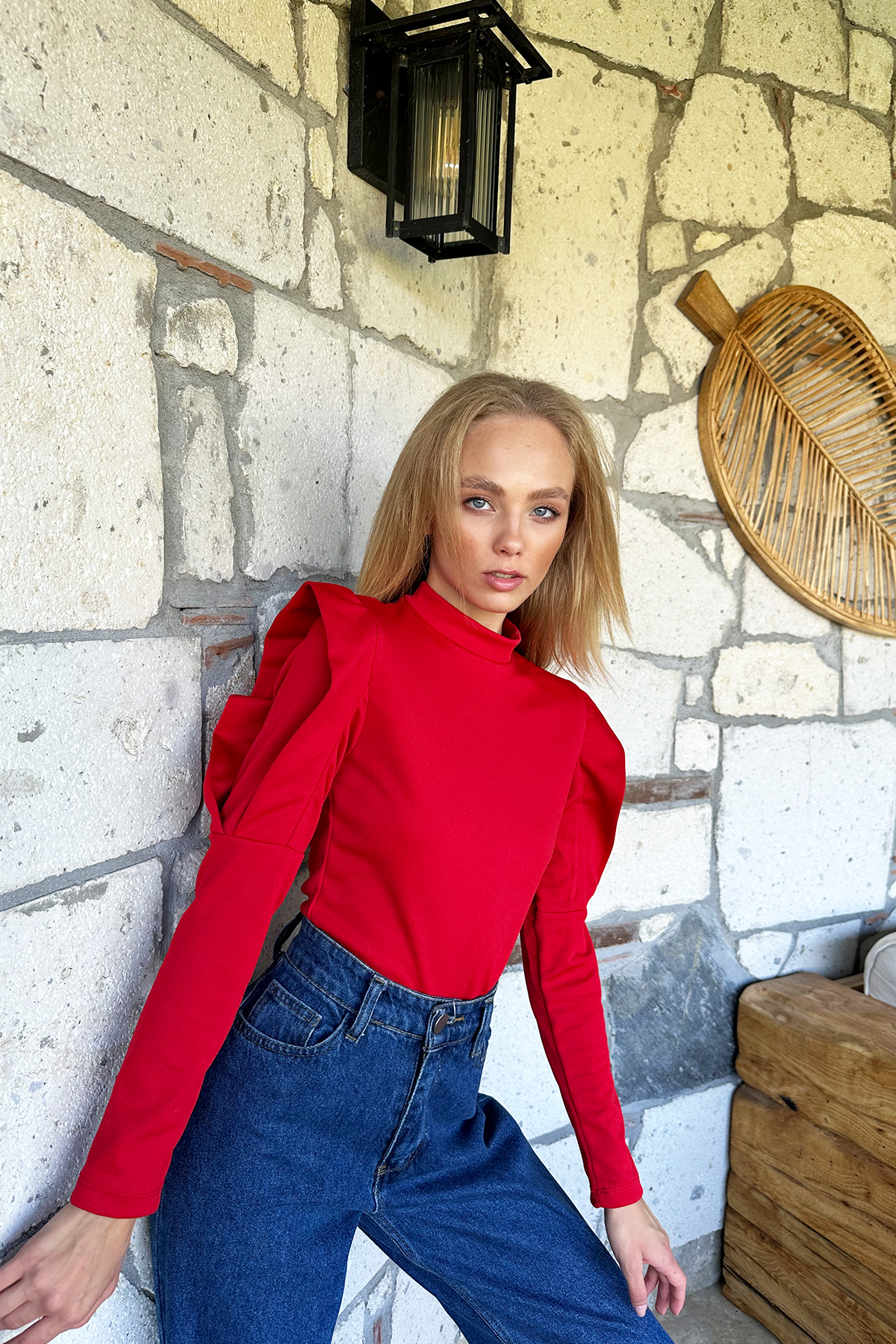 Dik Yaka Kolları Volanlı Crep Örme Bluz - Kırmızı