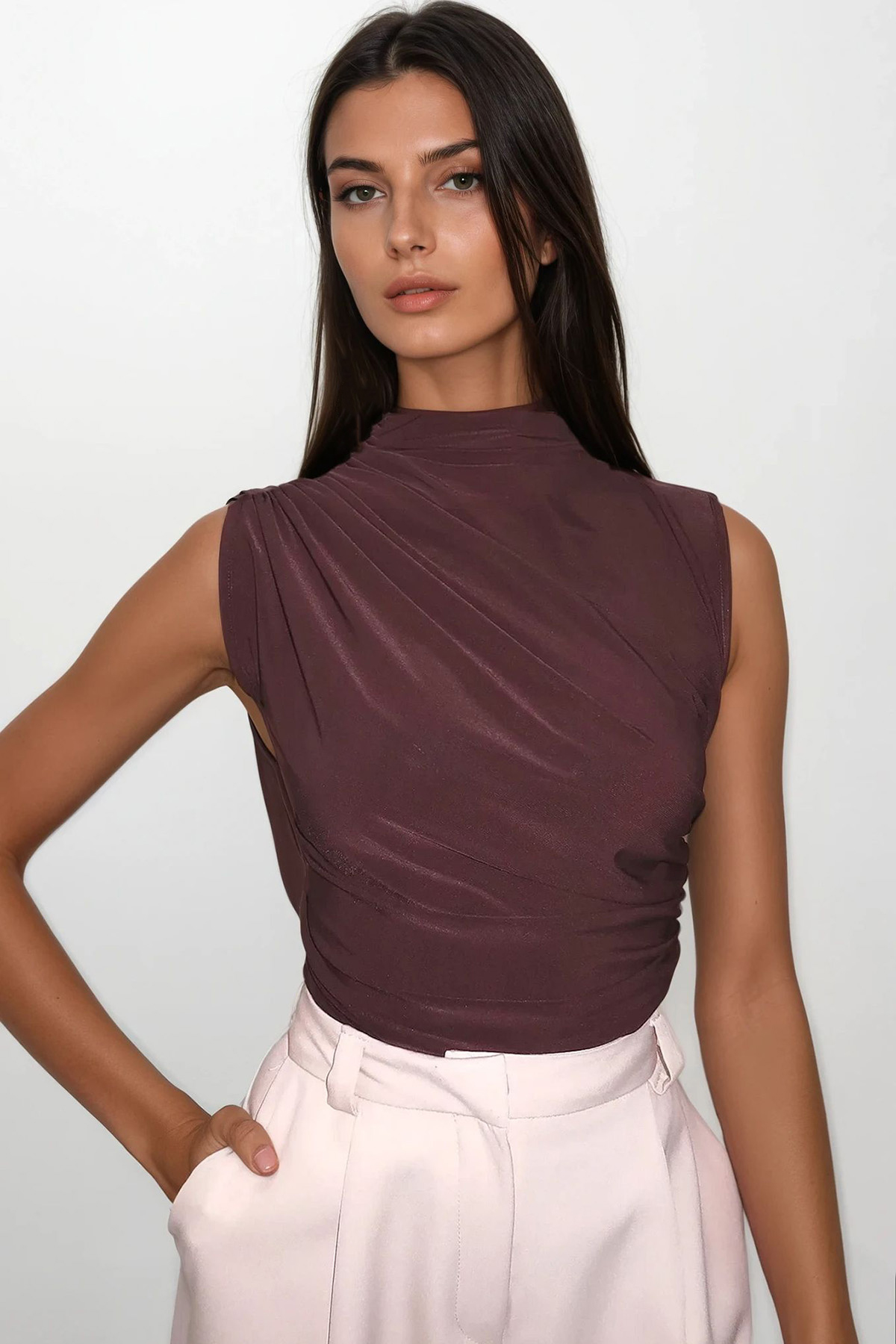 Dik Yaka Omuz Drapeli Kolsuz Sandy Bluz - Acı Kahve