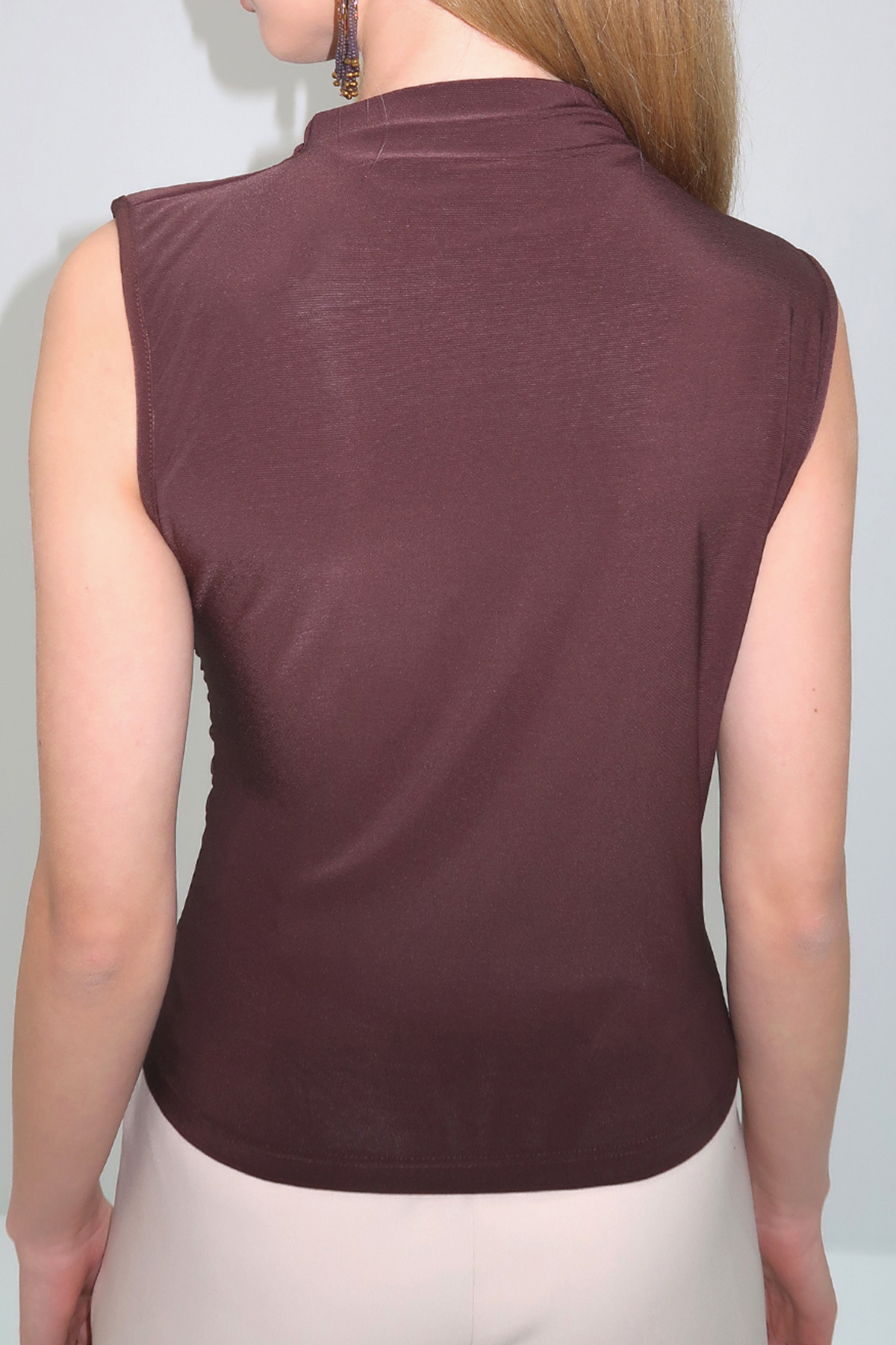 Dik Yaka Omuz Drapeli Kolsuz Sandy Bluz - Acı Kahve