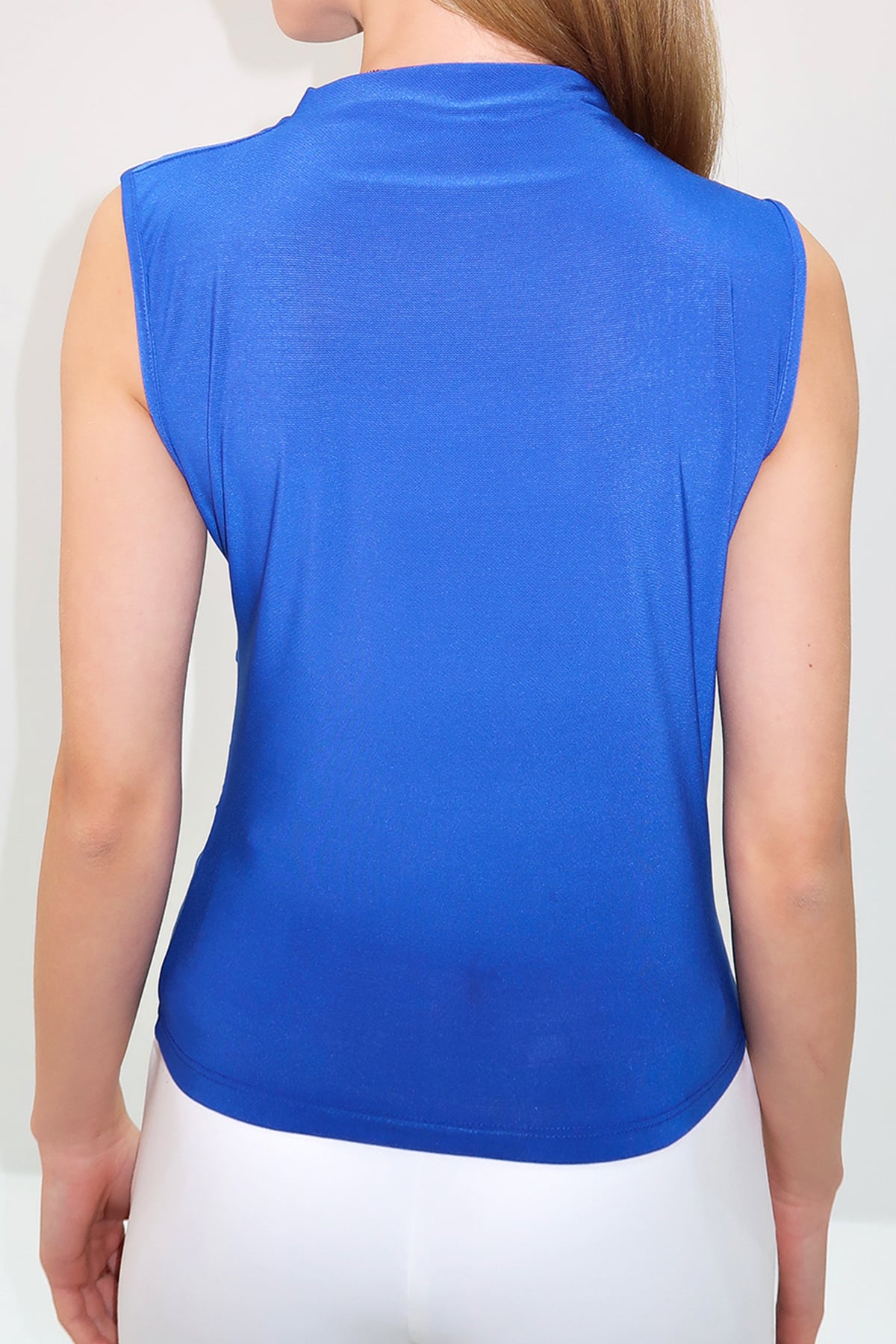 Dik Yaka Omuz Drapeli Kolsuz Sandy Bluz - Saks Mavi