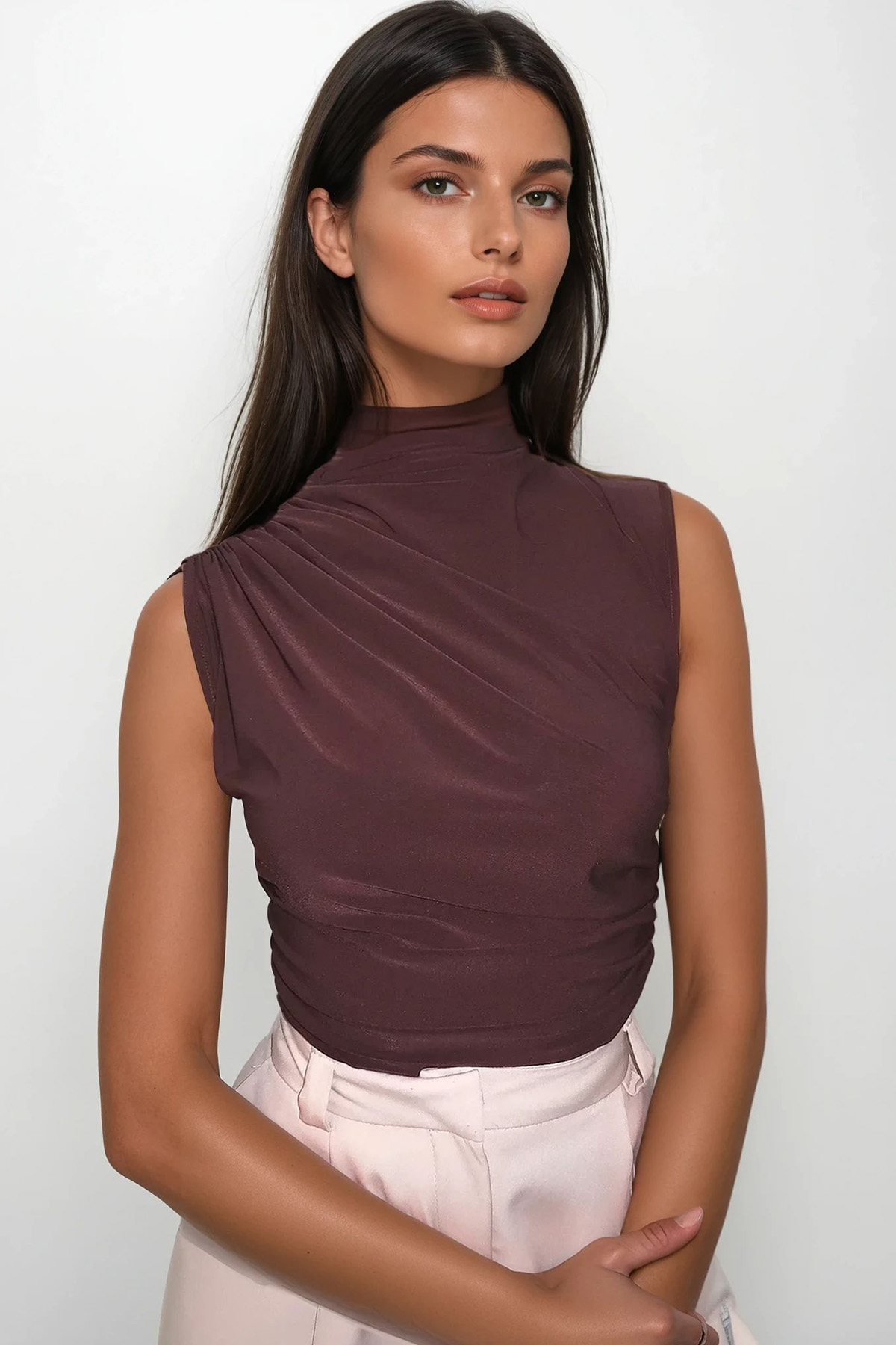 Dik Yaka Omuz Drapeli Kolsuz Sandy Bluz - Acı Kahve