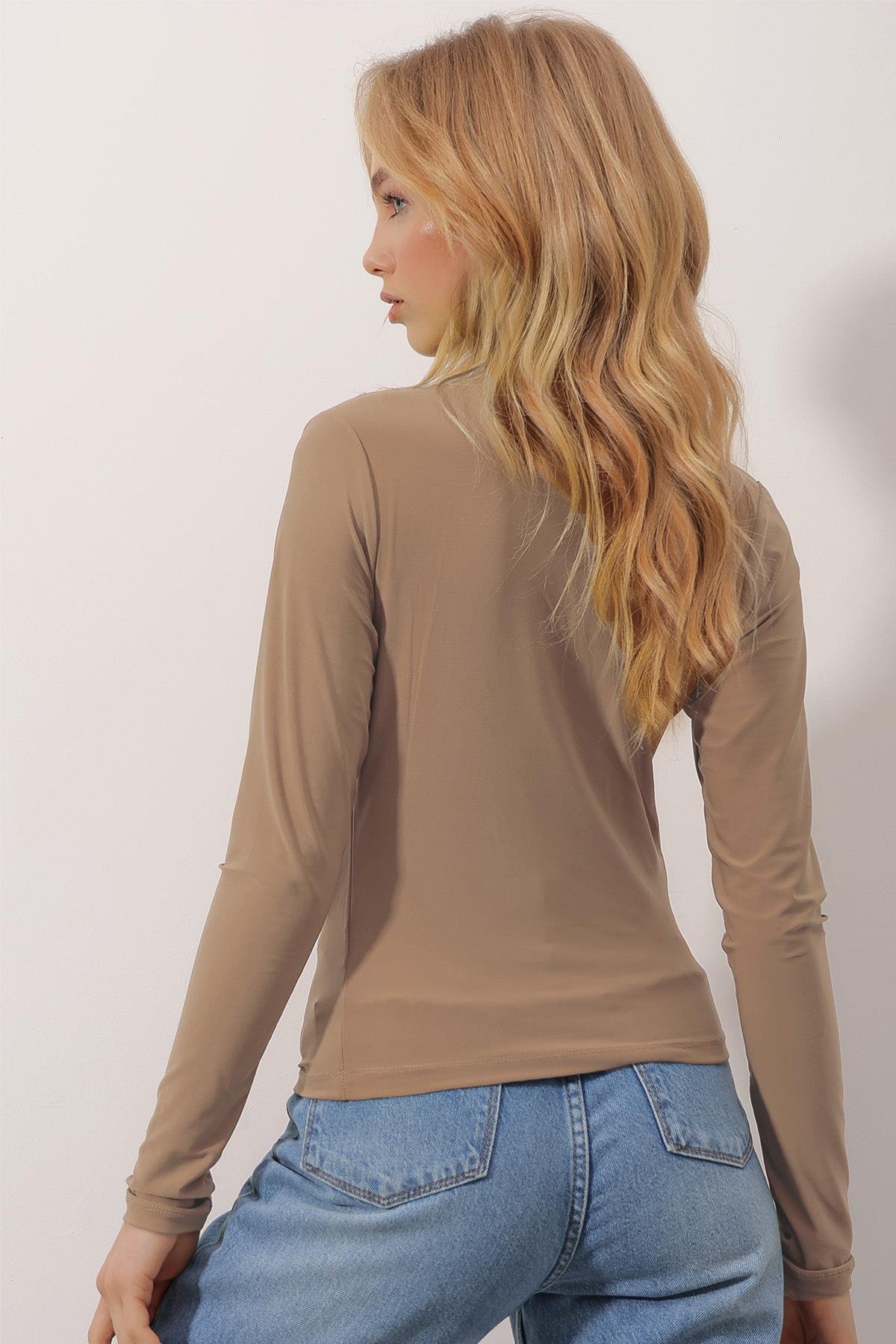 Dik Yaka Omzu Drapeli Sandy Crop Bluz - Sütlü Kahve