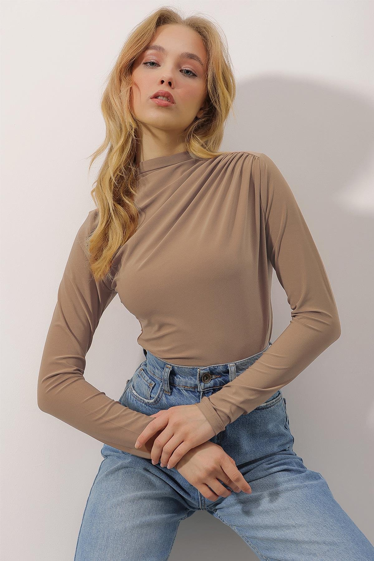 Dik Yaka Omzu Drapeli Sandy Crop Bluz - Sütlü Kahve