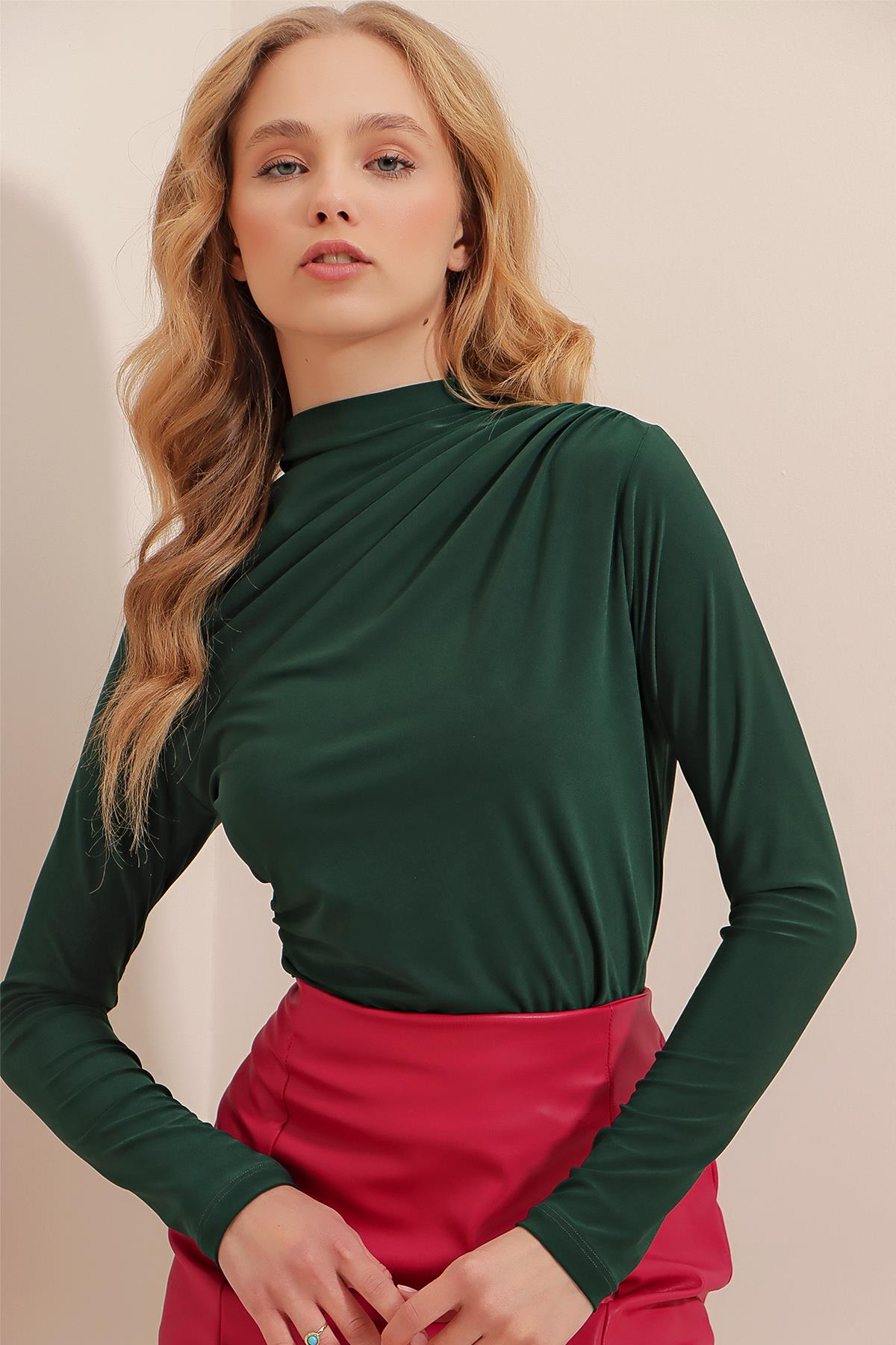 Dik Yaka Omzu Drapeli Sandy Crop Bluz - Zümrüt Yeşili
