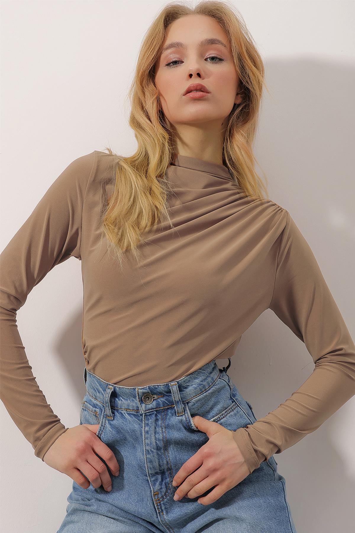 Dik Yaka Omzu Drapeli Sandy Crop Bluz - Sütlü Kahve
