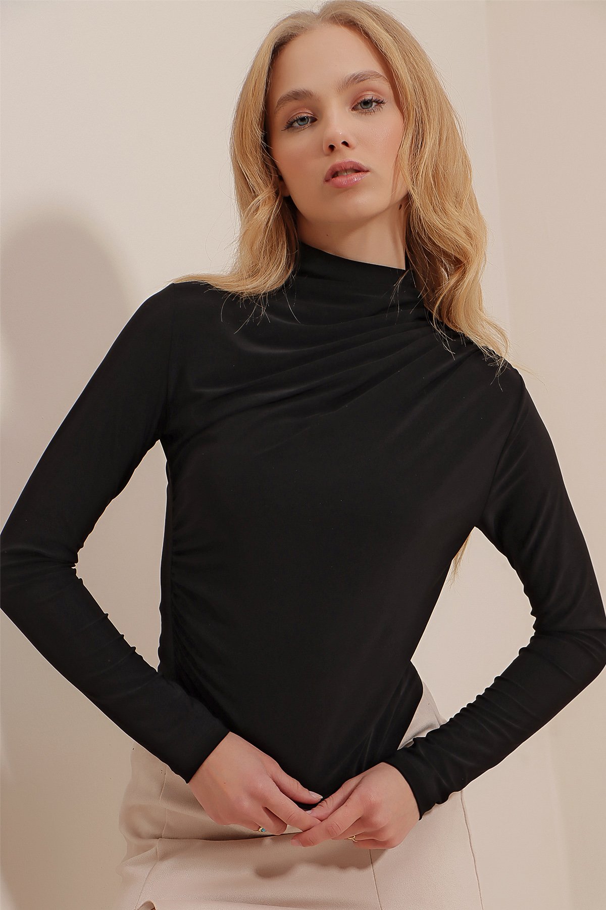 Dik Yaka Omzu Drapeli Sandy Crop Bluz - SİYAH