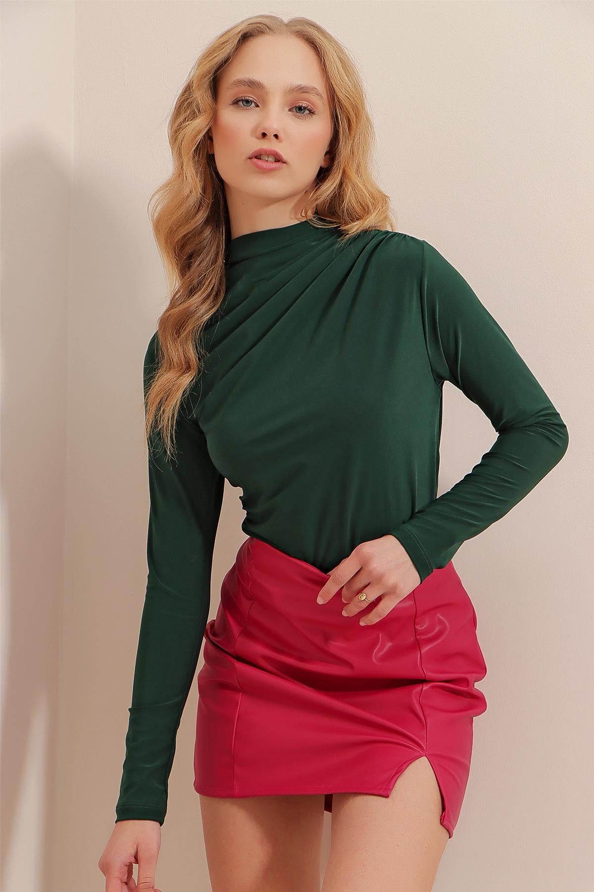 Dik Yaka Omzu Drapeli Sandy Crop Bluz - Zümrüt Yeşili