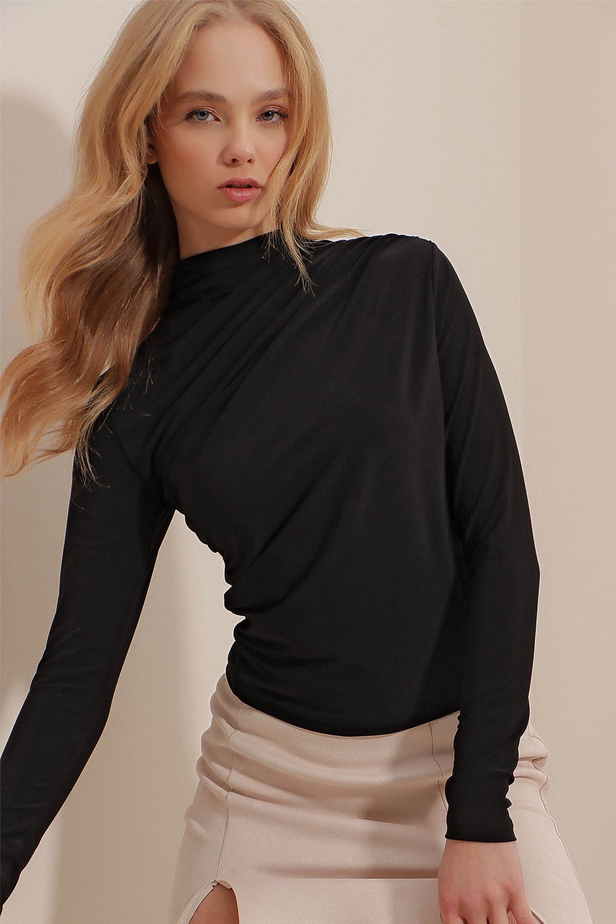 Dik Yaka Omzu Drapeli Sandy Crop Bluz - SİYAH