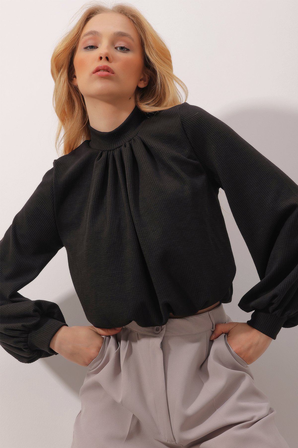 Dik Yaka Önü Büzgülü Kolları Manşetli Crop Örme Bluz - Siyah