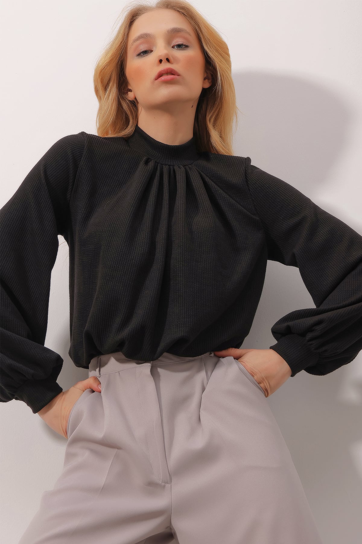 Dik Yaka Önü Büzgülü Kolları Manşetli Crop Örme Bluz - Siyah