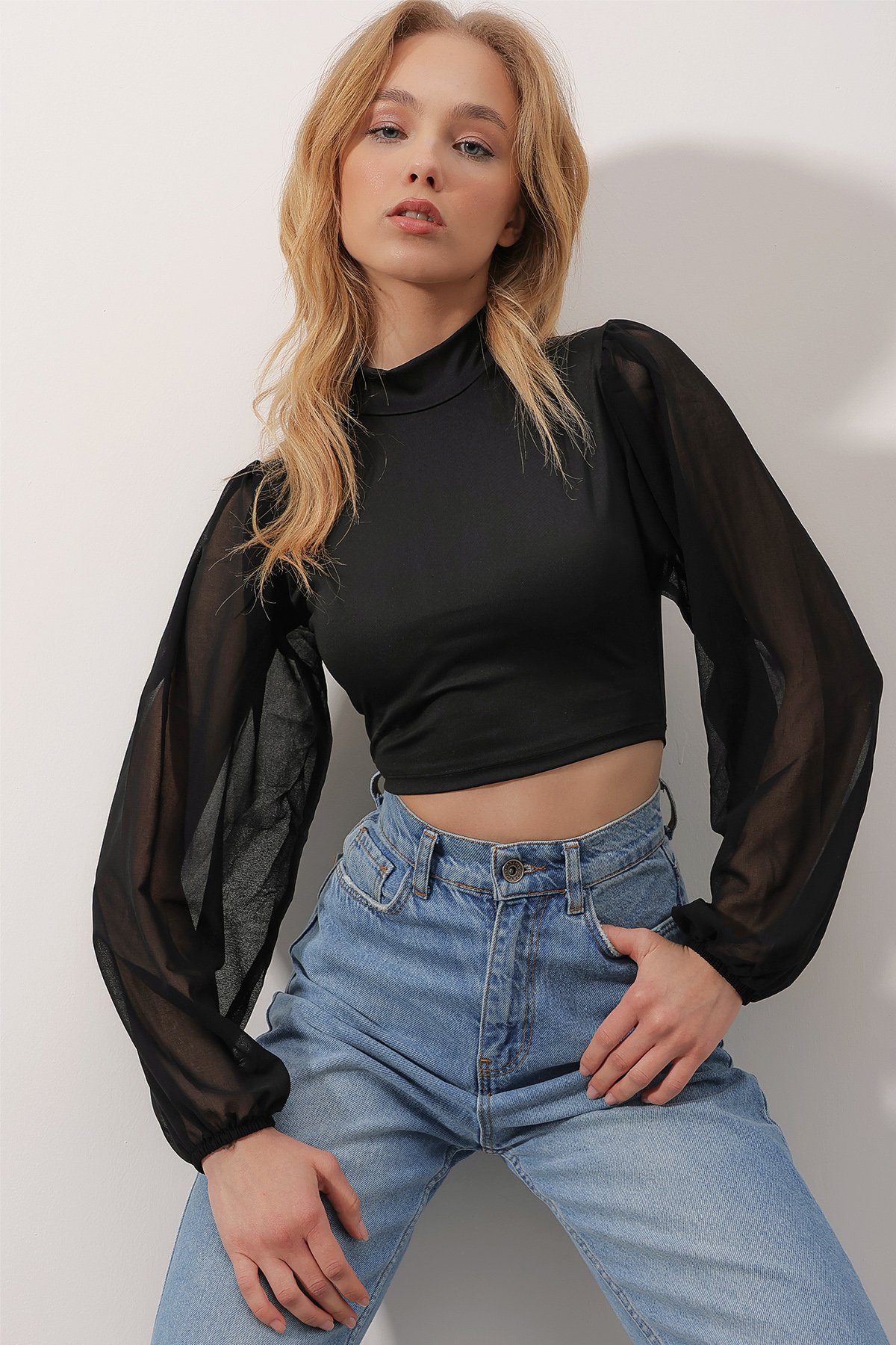Dik Yaka Sırtı Fermuarlı Kolları Şifon Crop Örme Bluz - Siyah