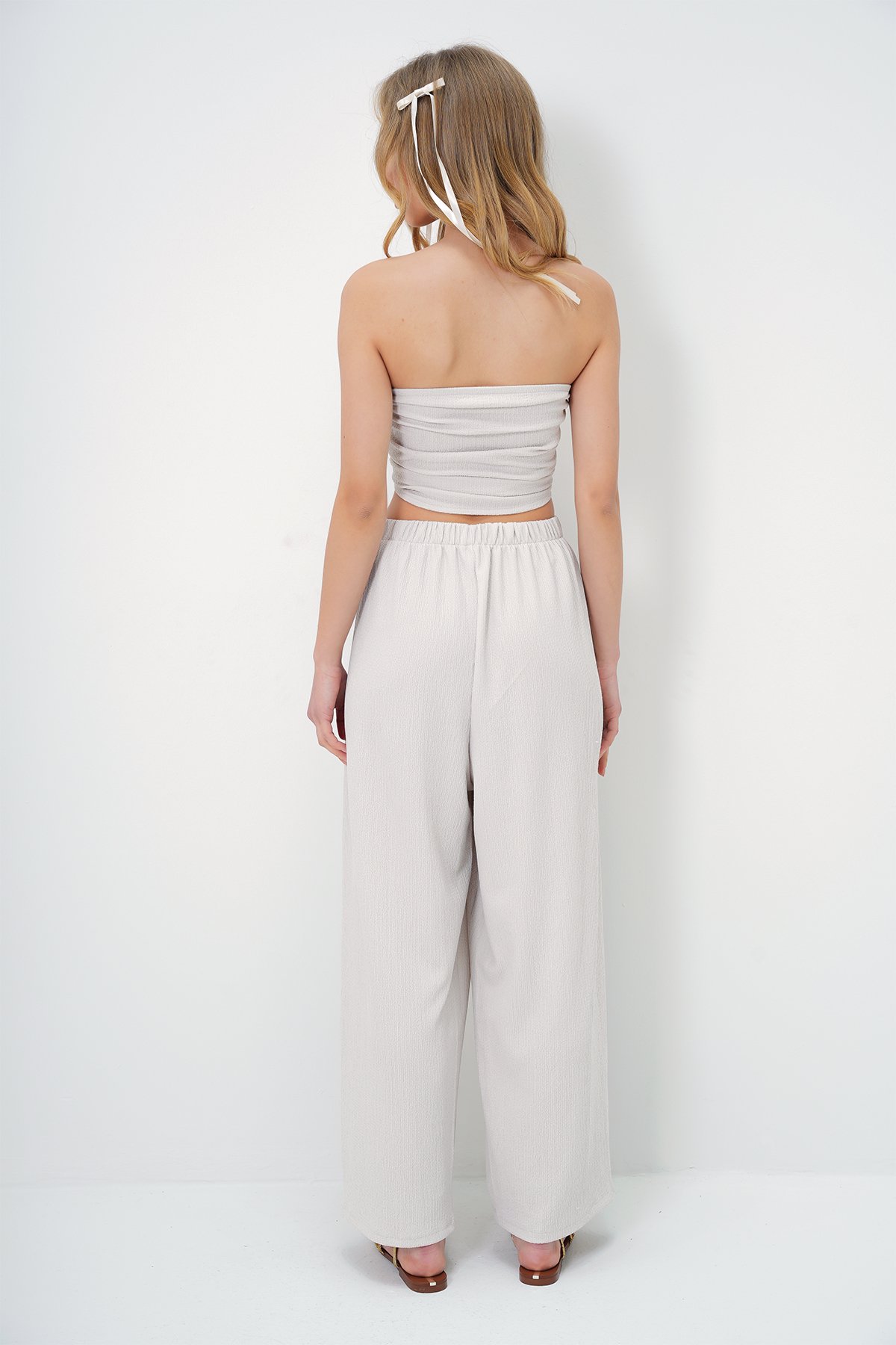 DOKULU YANLARI DRAPELİ STRAPLEZ CROP BLUZ VE PANTOLON TAKIM - TAŞ