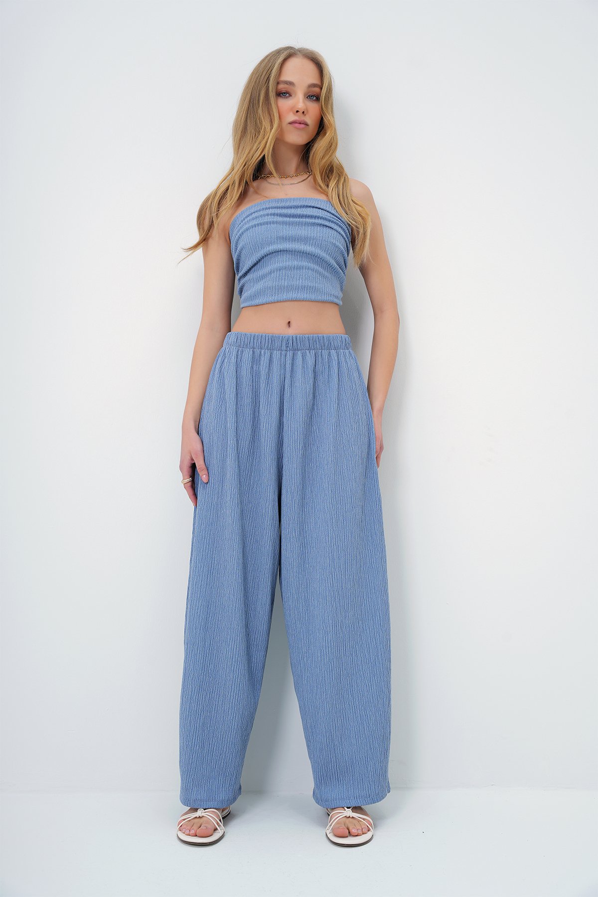 DOKULU YANLARI DRAPELİ STRAPLEZ CROP BLUZ VE PANTOLON TAKIM - MAVİ