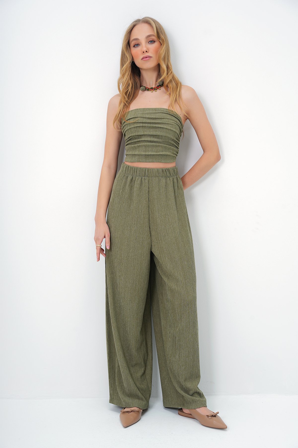 DOKULU YANLARI DRAPELİ STRAPLEZ CROP BLUZ VE PANTOLON TAKIM - YEŞİL