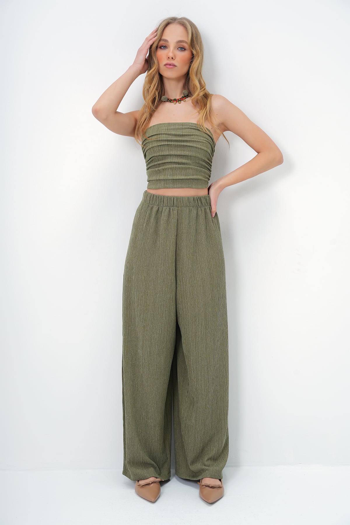 DOKULU YANLARI DRAPELİ STRAPLEZ CROP BLUZ VE PANTOLON TAKIM - YEŞİL