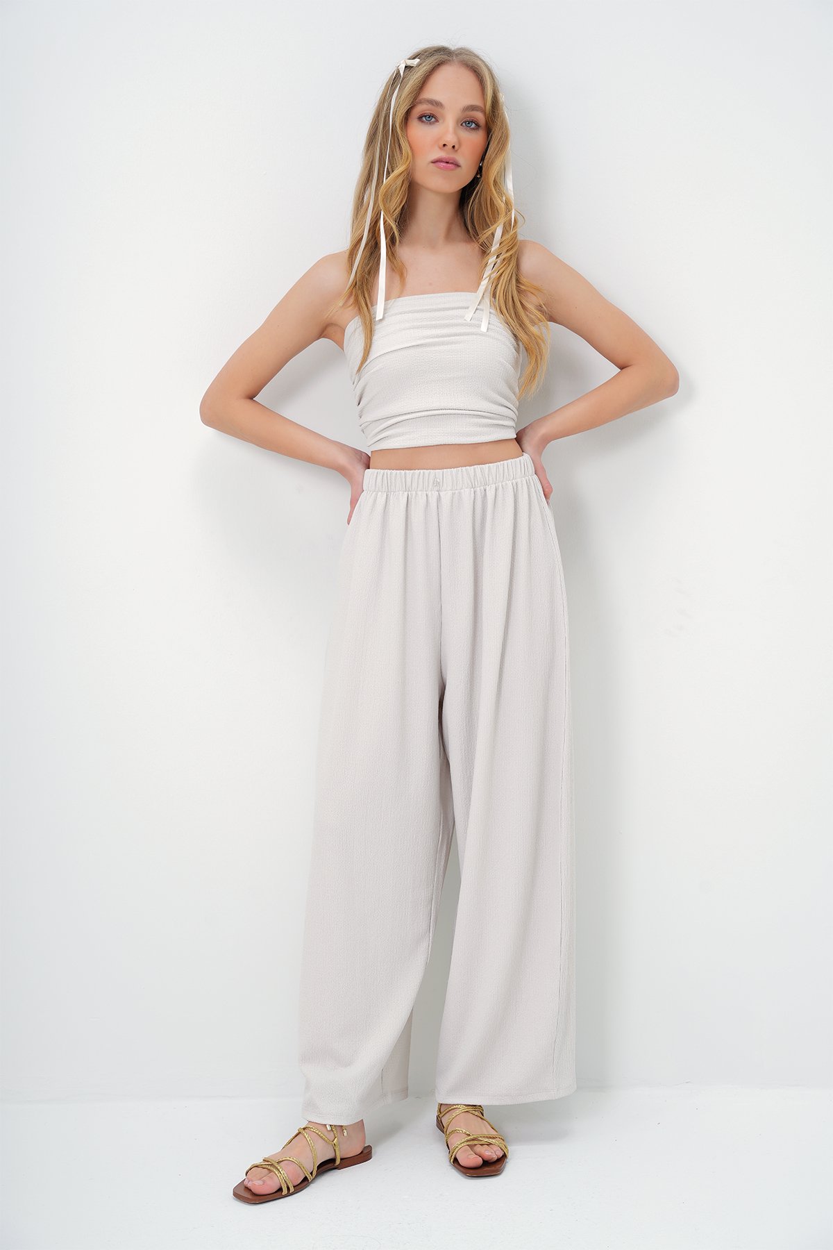 DOKULU YANLARI DRAPELİ STRAPLEZ CROP BLUZ VE PANTOLON TAKIM - TAŞ