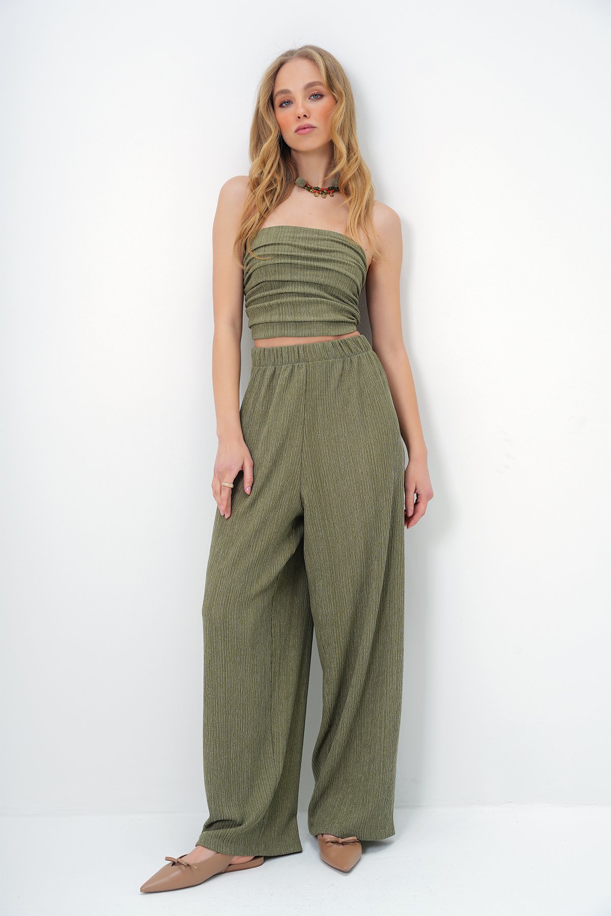 DOKULU YANLARI DRAPELİ STRAPLEZ CROP BLUZ VE PANTOLON TAKIM - YEŞİL