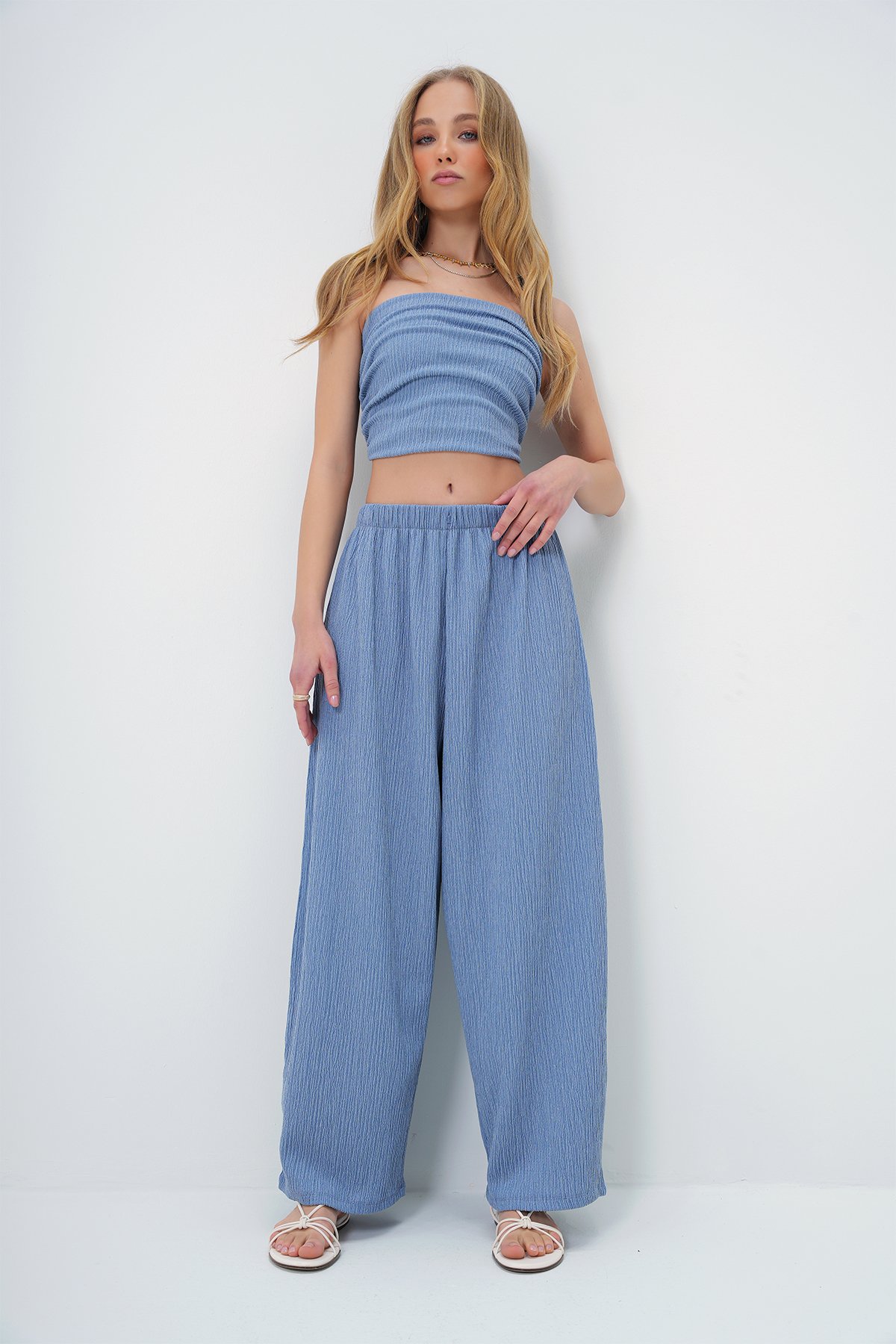 DOKULU YANLARI DRAPELİ STRAPLEZ CROP BLUZ VE PANTOLON TAKIM - MAVİ