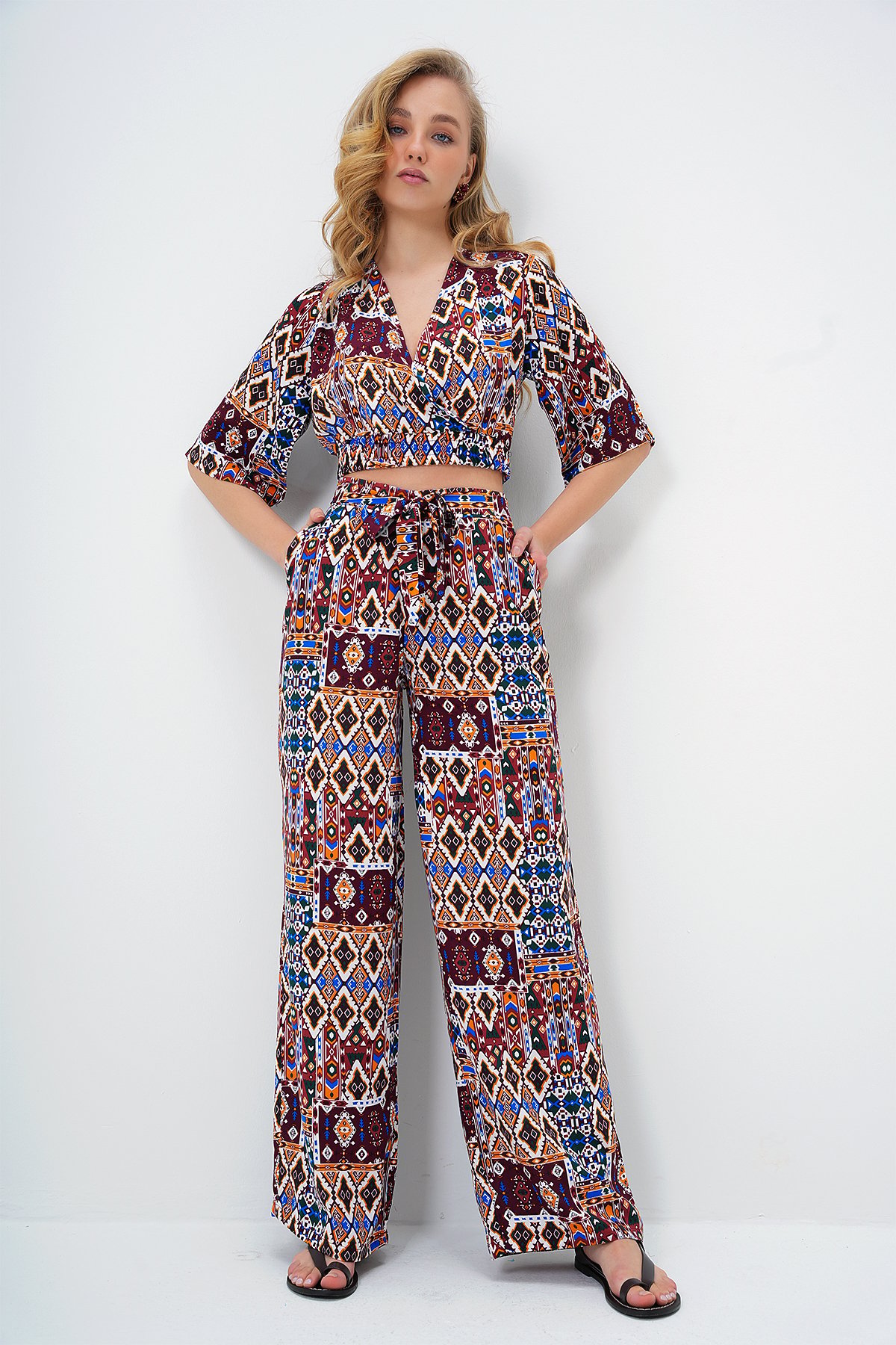 ETNİK DESENLİ KRUVAZE YAKA DOKUMA CROP BLUZ VE ÇİFT CEPLİ PANTOLON TAKIM - BORDO