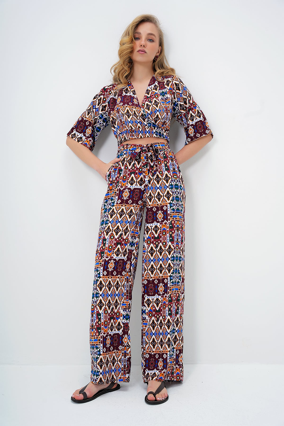ETNİK DESENLİ KRUVAZE YAKA DOKUMA CROP BLUZ VE ÇİFT CEPLİ PANTOLON TAKIM - BORDO