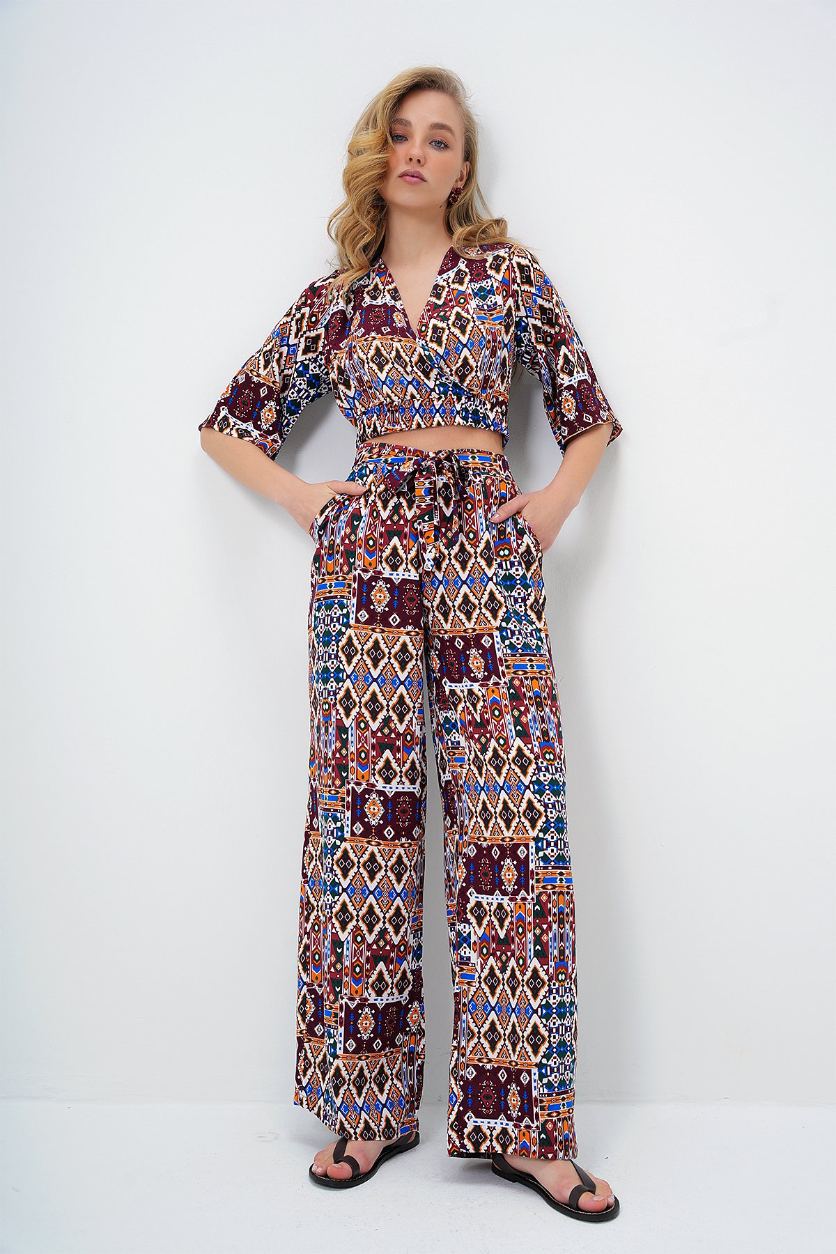 ETNİK DESENLİ KRUVAZE YAKA DOKUMA CROP BLUZ VE ÇİFT CEPLİ PANTOLON TAKIM - BORDO