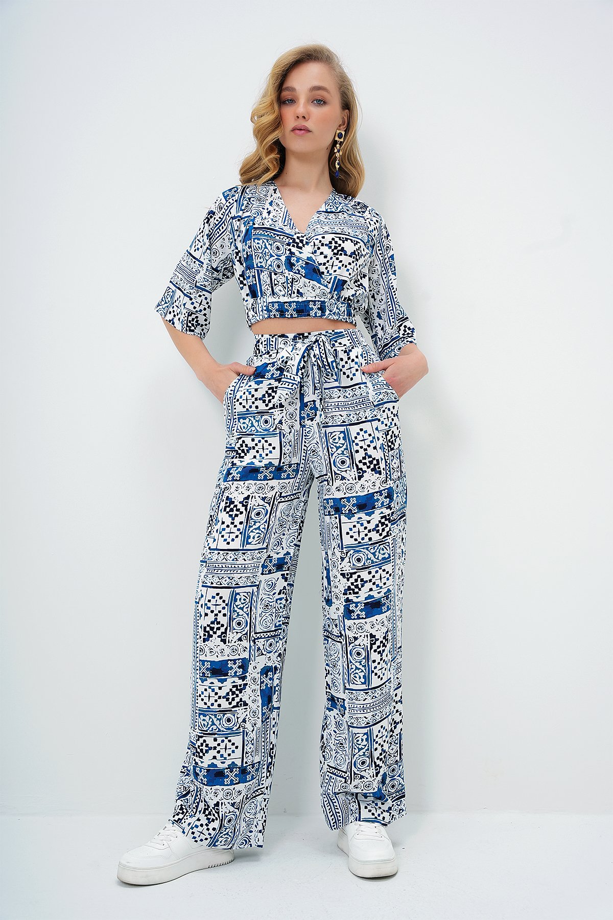 ETNİK DESENLİ KRUVAZE YAKA DOKUMA CROP BLUZ VE ÇİFT CEPLİ PANTOLON TAKIM - LACİVERT