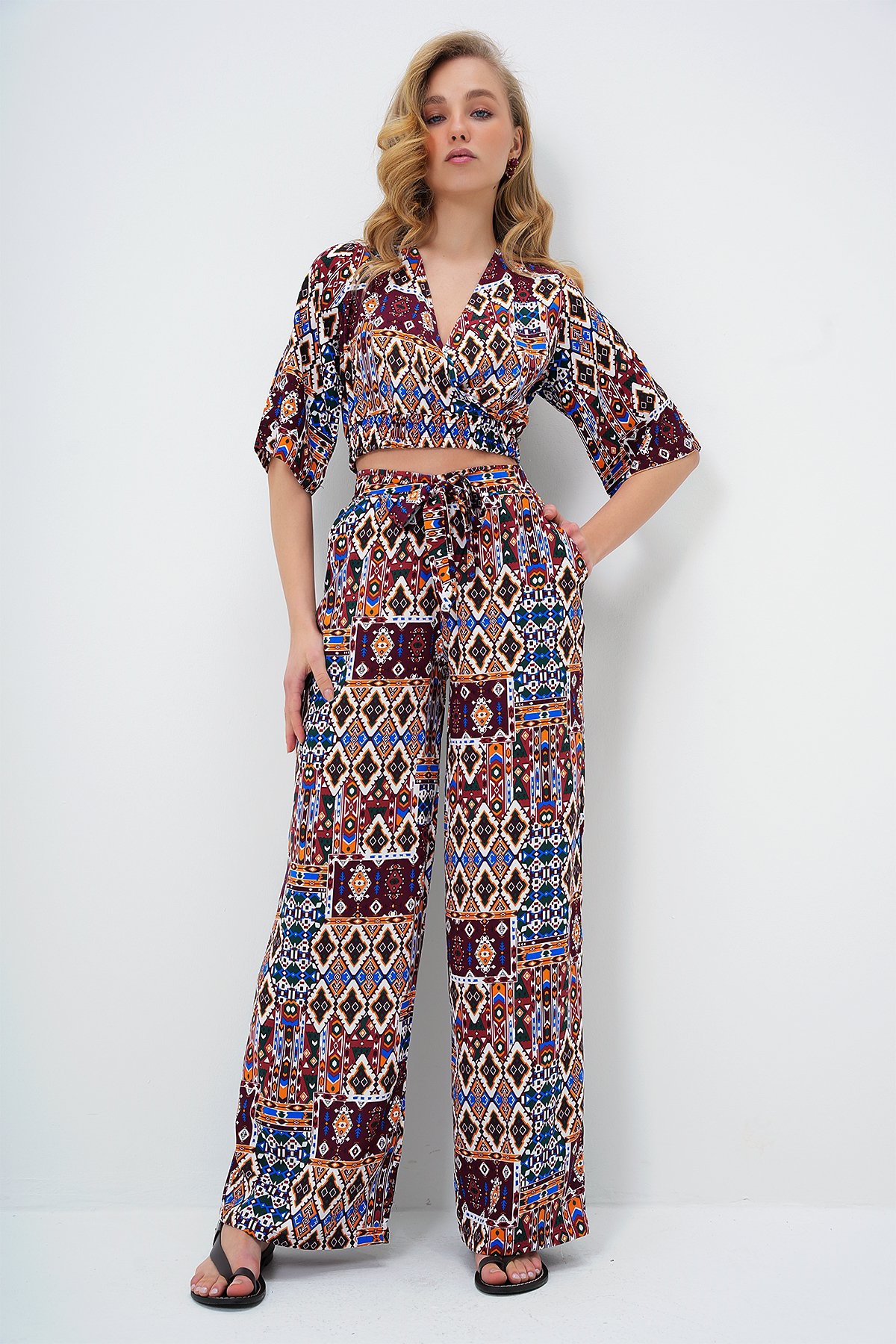 ETNİK DESENLİ KRUVAZE YAKA DOKUMA CROP BLUZ VE ÇİFT CEPLİ PANTOLON TAKIM - BORDO