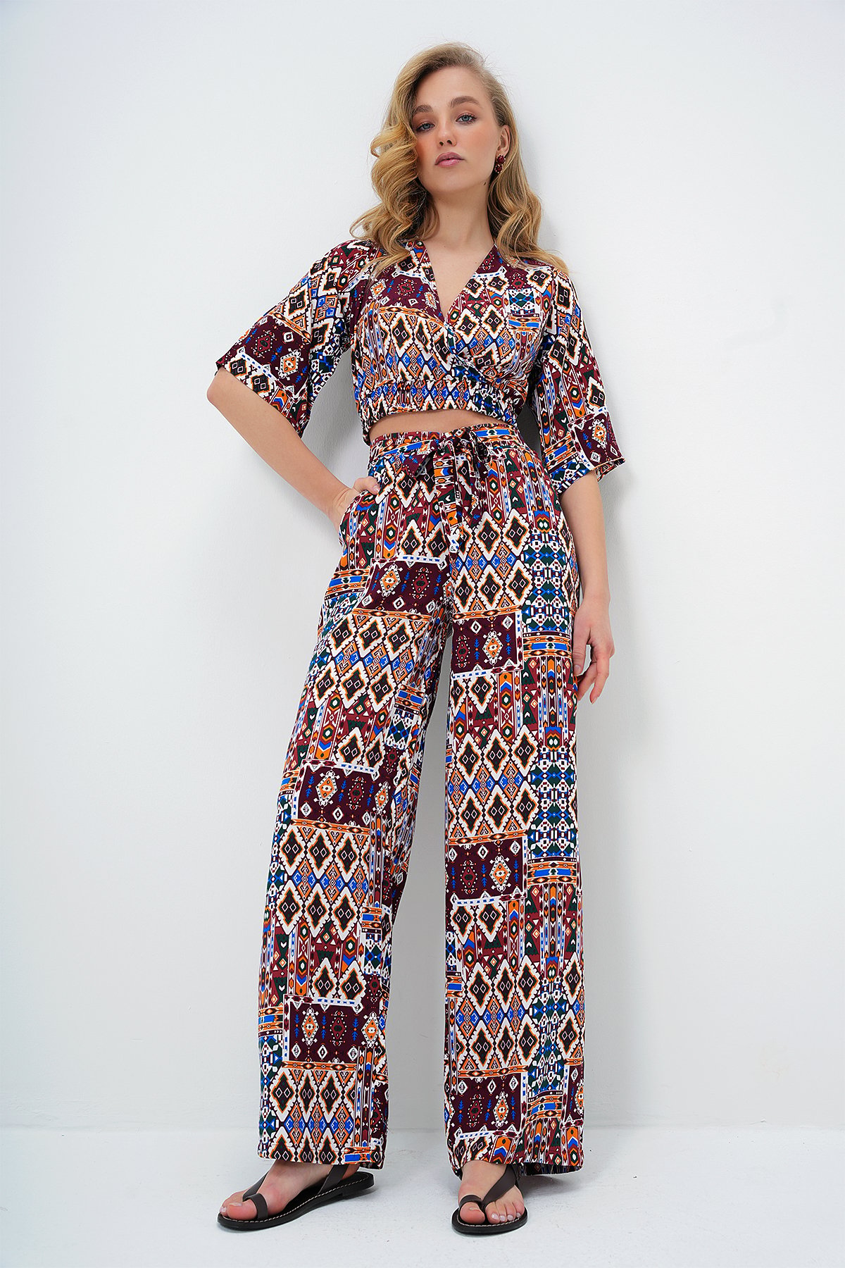 ETNİK DESENLİ KRUVAZE YAKA DOKUMA CROP BLUZ VE ÇİFT CEPLİ PANTOLON TAKIM - BORDO