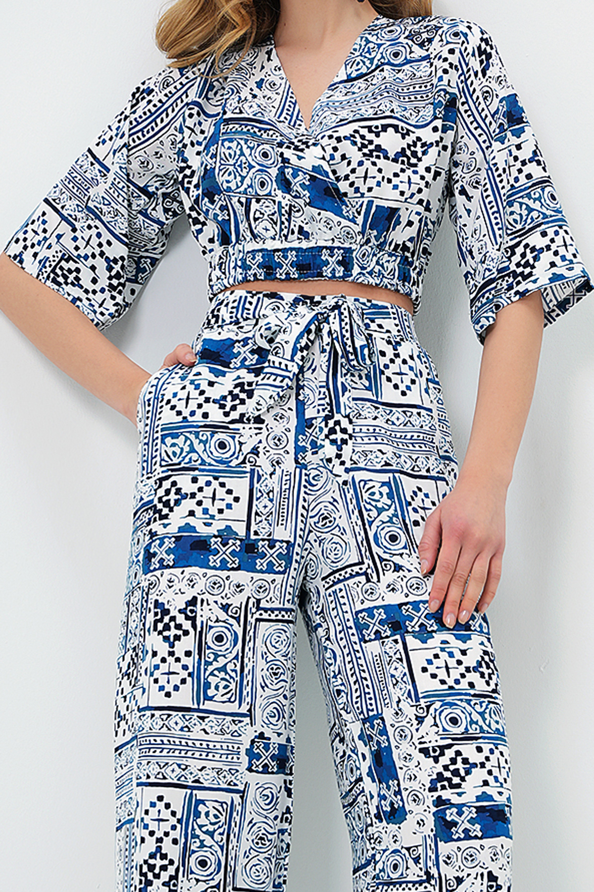 ETNİK DESENLİ KRUVAZE YAKA DOKUMA CROP BLUZ VE ÇİFT CEPLİ PANTOLON TAKIM - LACİVERT