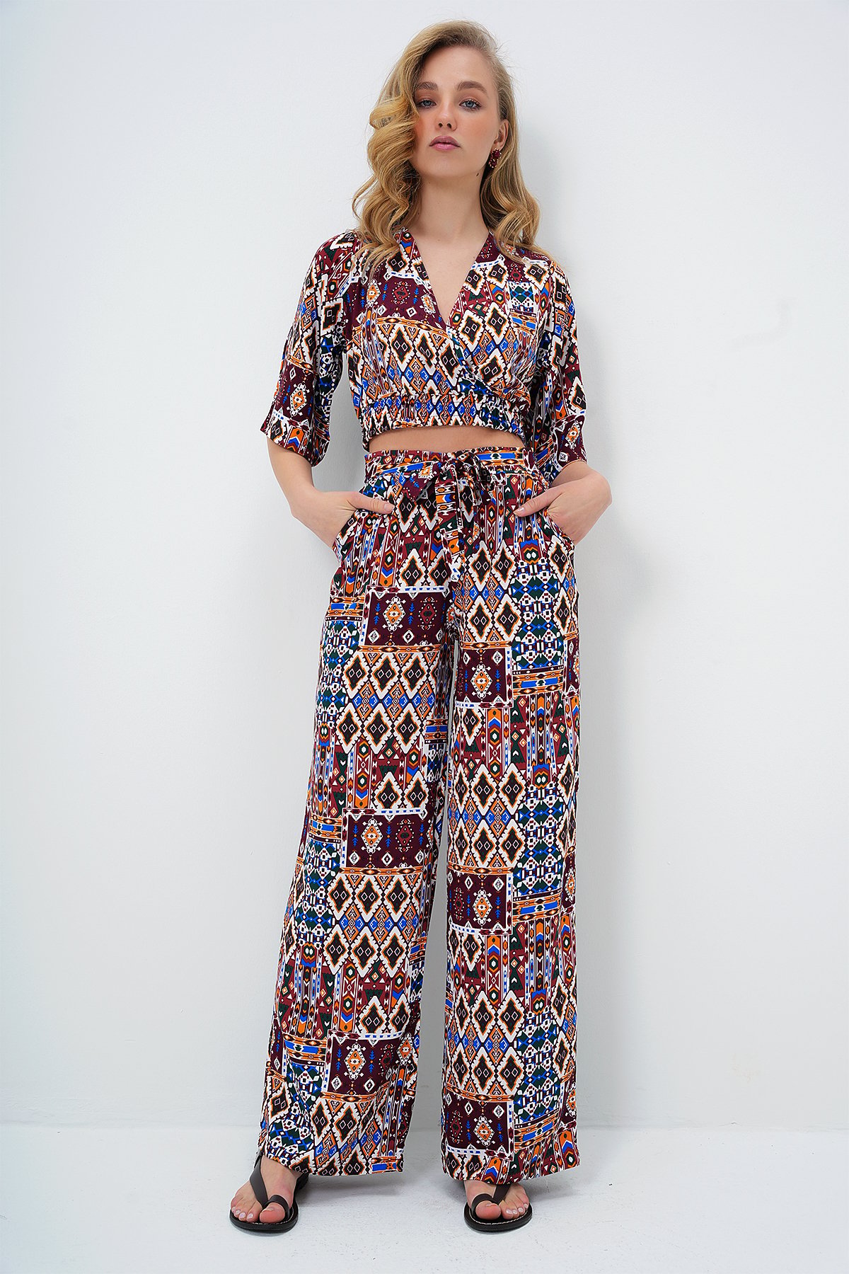 ETNİK DESENLİ KRUVAZE YAKA DOKUMA CROP BLUZ VE ÇİFT CEPLİ PANTOLON TAKIM - BORDO