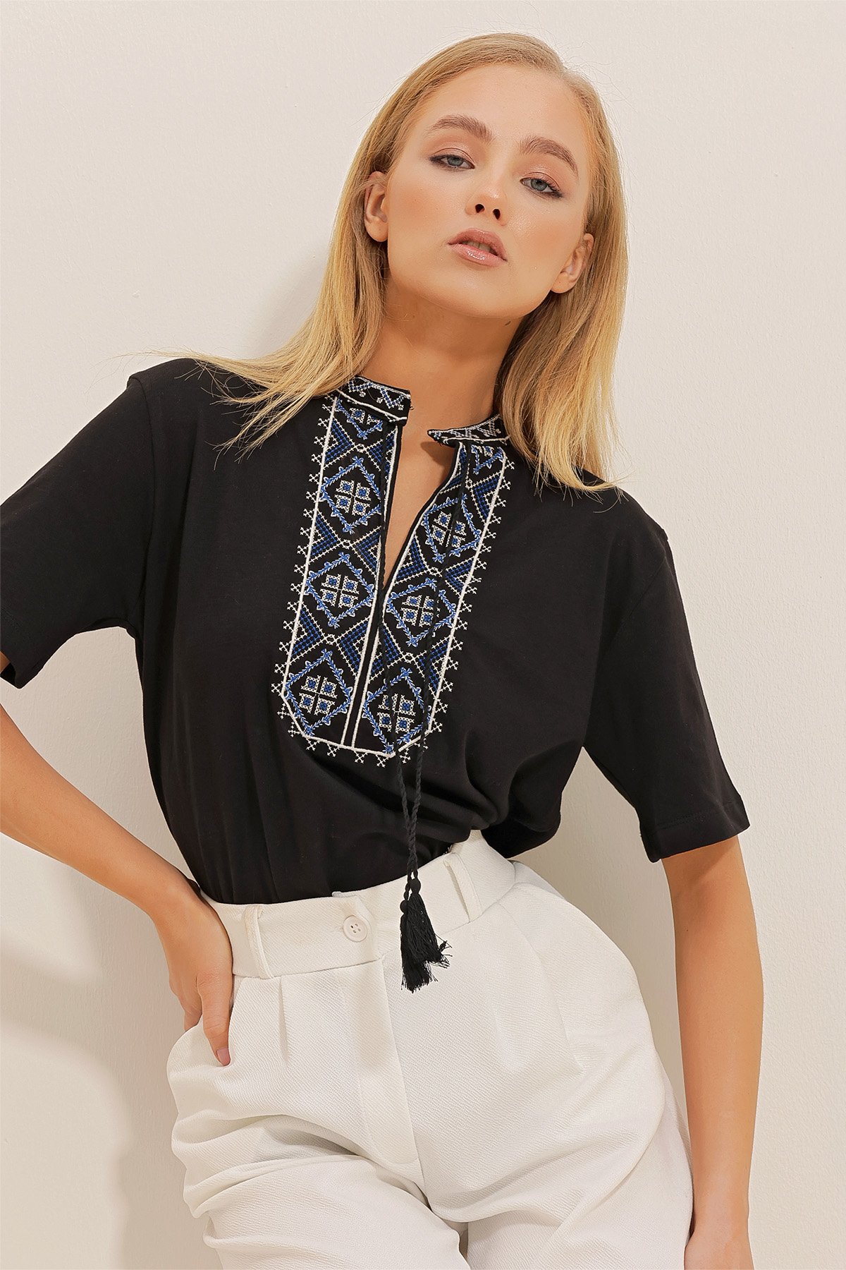 Etnik Nakışlı Püsküllü Örme Bluz - Siyah