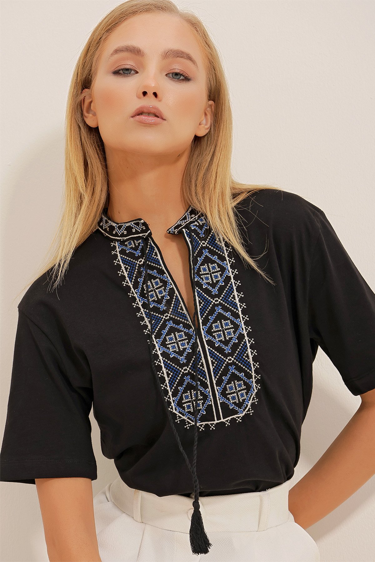 Etnik Nakışlı Püsküllü Örme Bluz - Siyah
