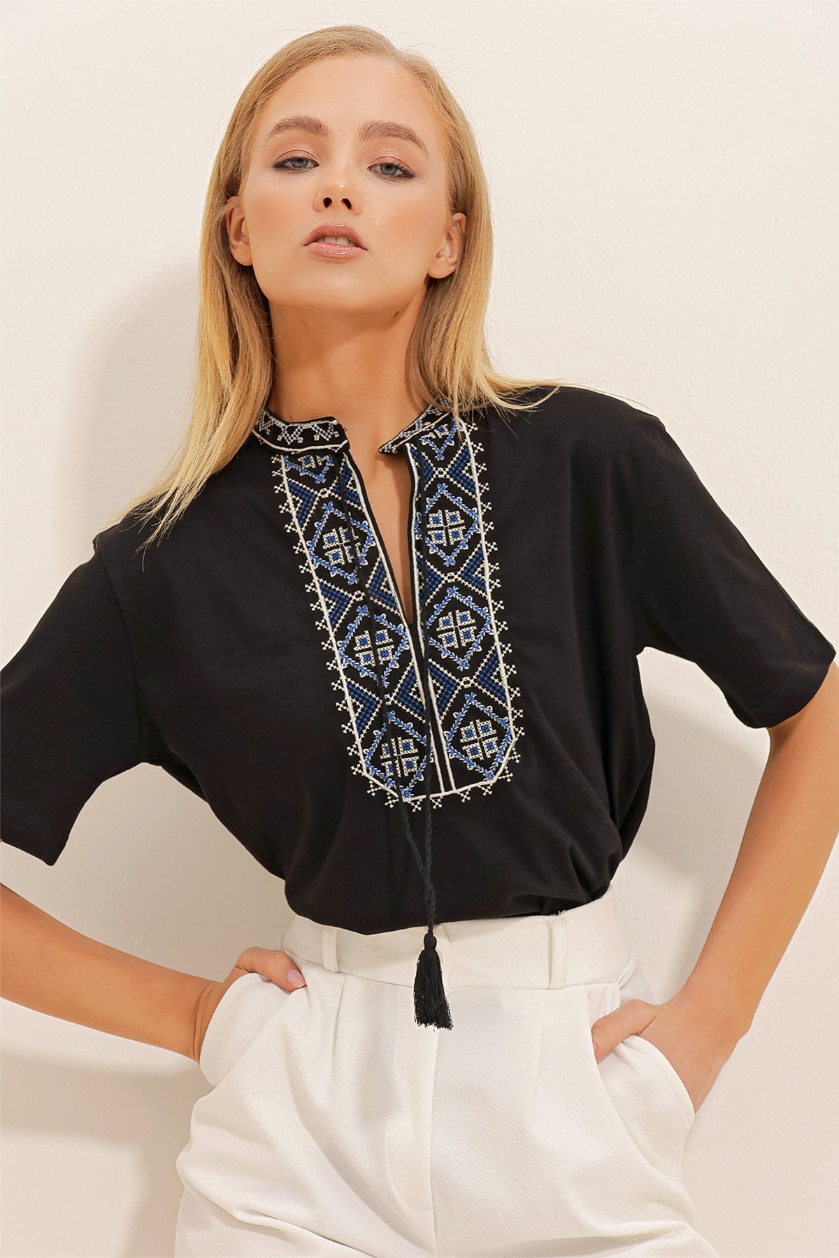 Etnik Nakışlı Püsküllü Örme Bluz - Siyah
