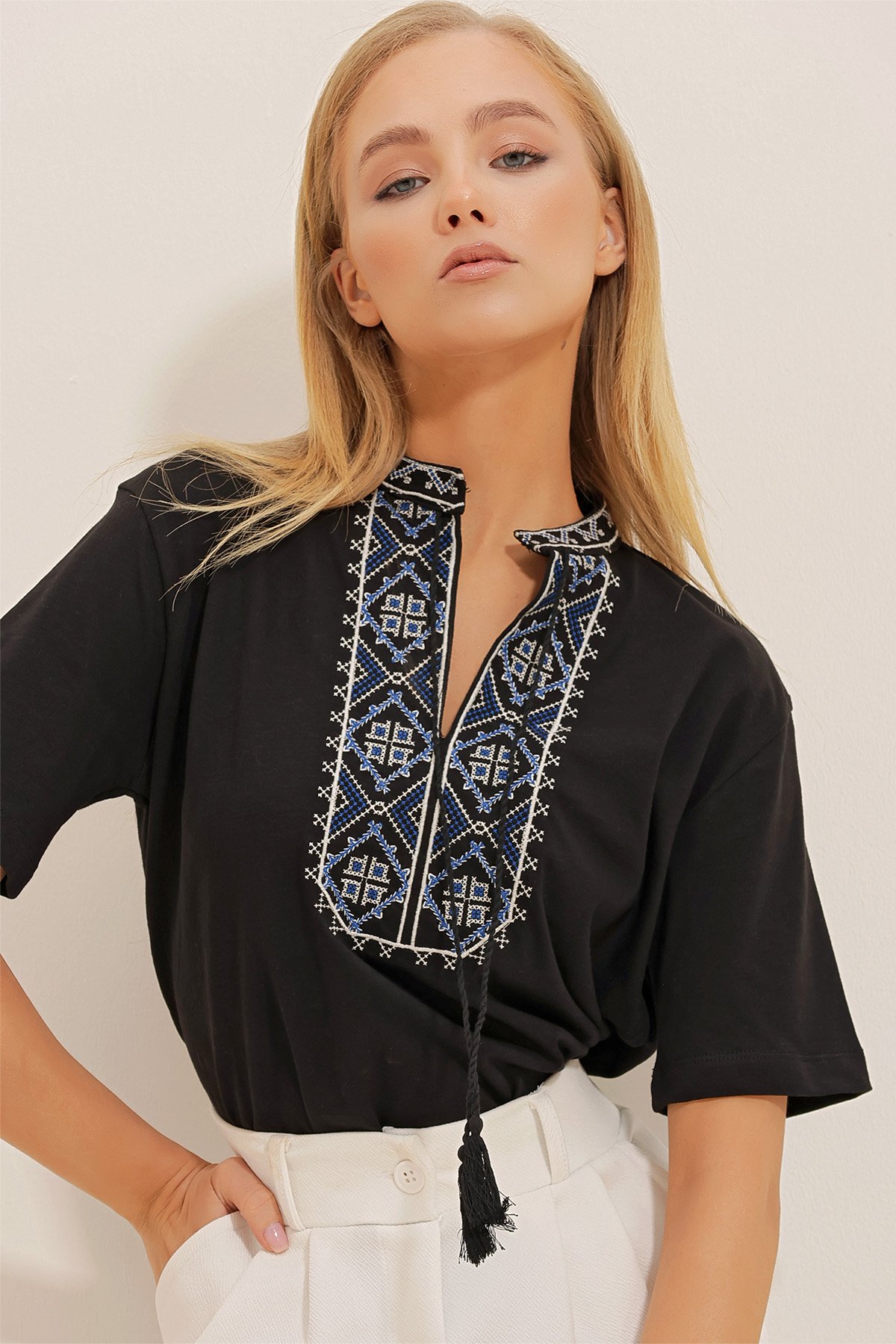 Etnik Nakışlı Püsküllü Örme Bluz - Siyah